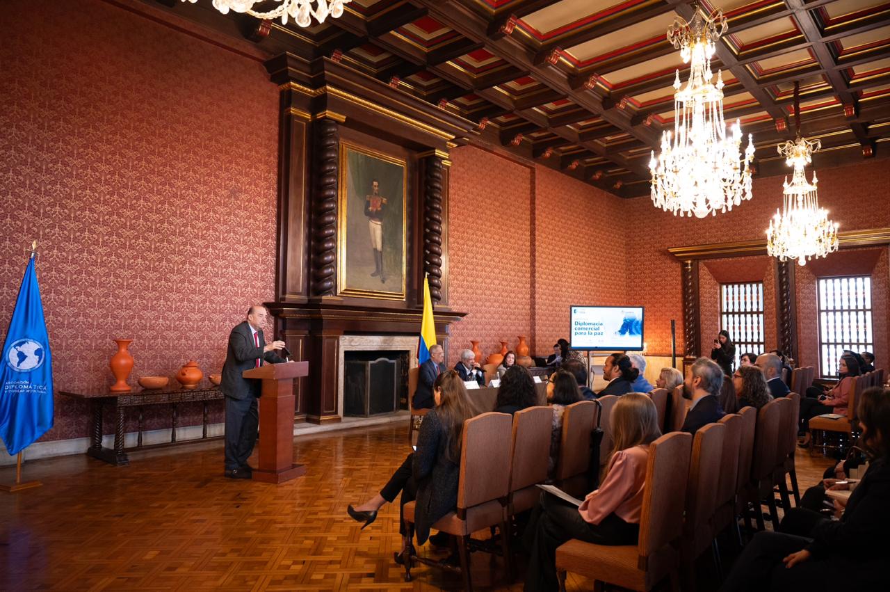 Conferencia “Diplomacia comercial para la paz”