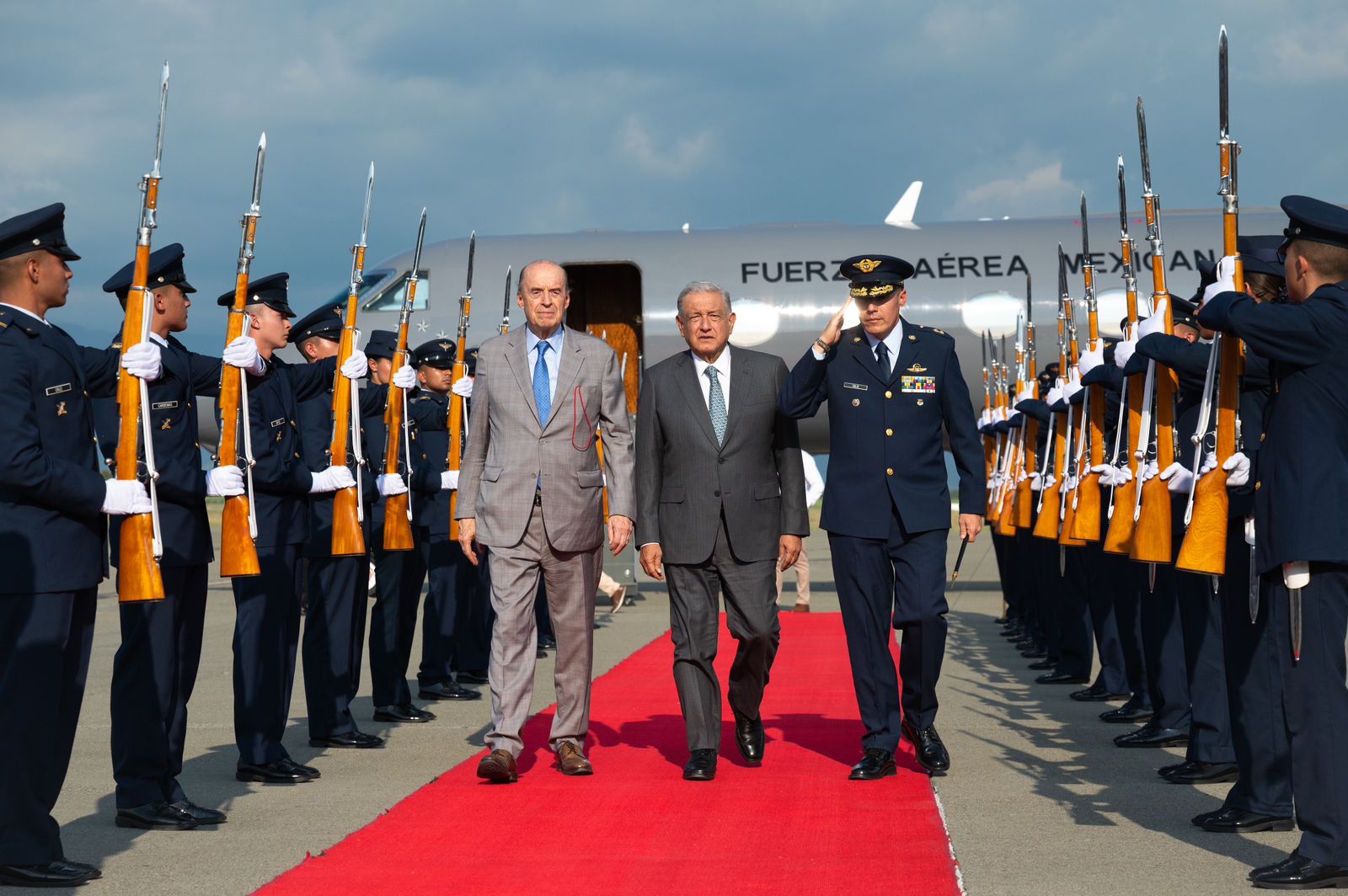 Canciller Álvaro Leyva Durán recibió al presidente mexicano Andrés Manuel López Obrador