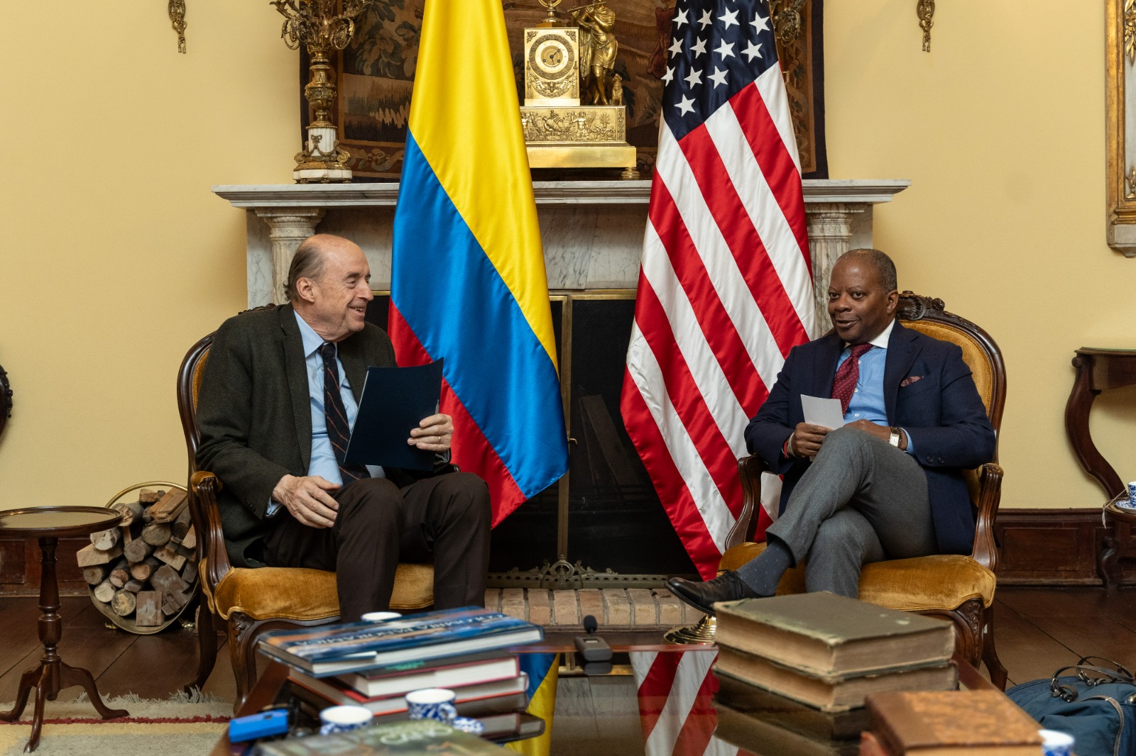 Canciller Álvaro Leyva se reunió con el subsecretario de Estado para Asuntos Antinarcóticos y Aplicación de la Ley de la Casa Blanca, Todd Robinson y el subdirector de la Oficina de Política Nacional de Control de Drogas de EE.UU. Adam Cohen