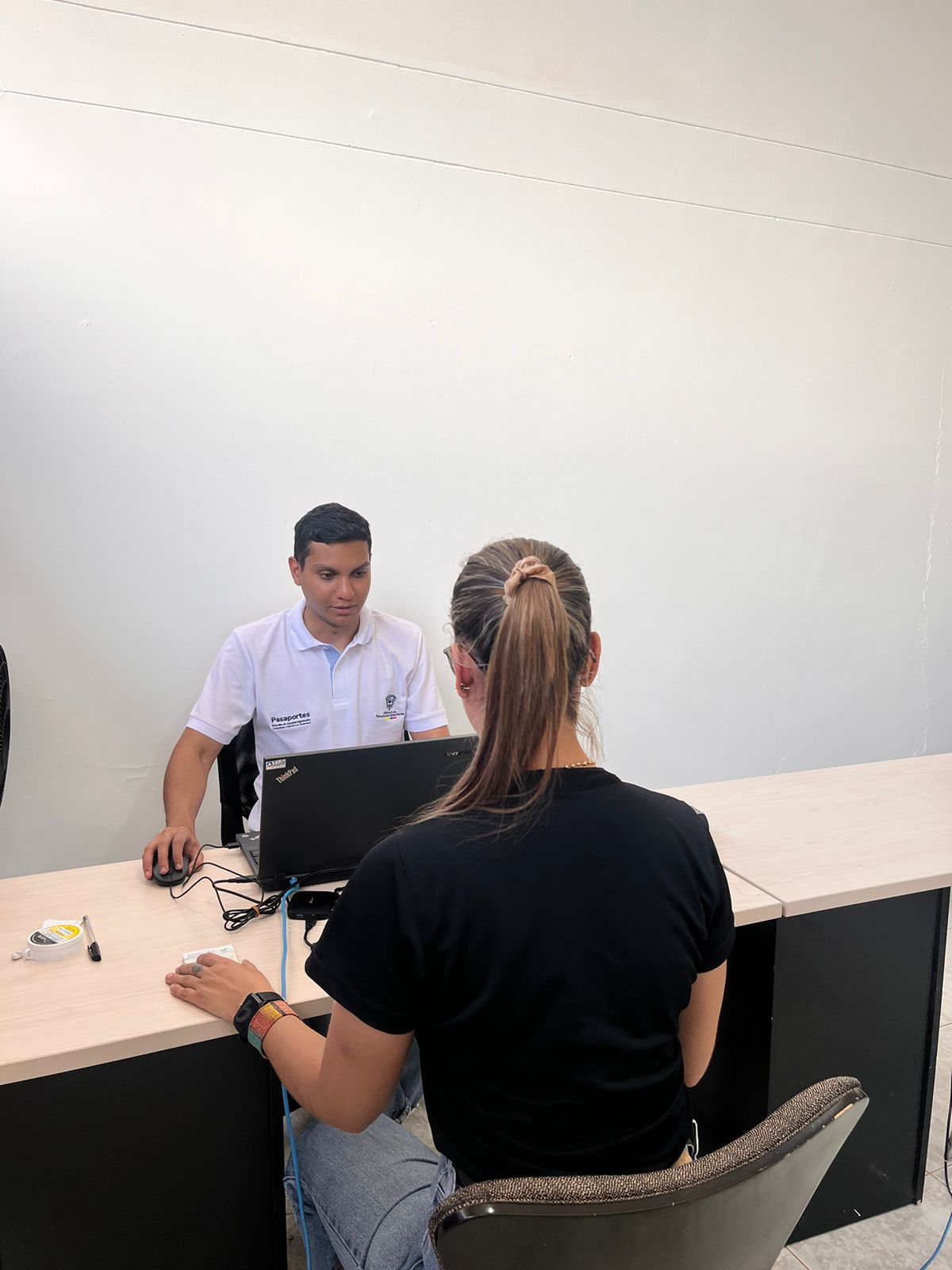 Cancillería prestando servicios consulares