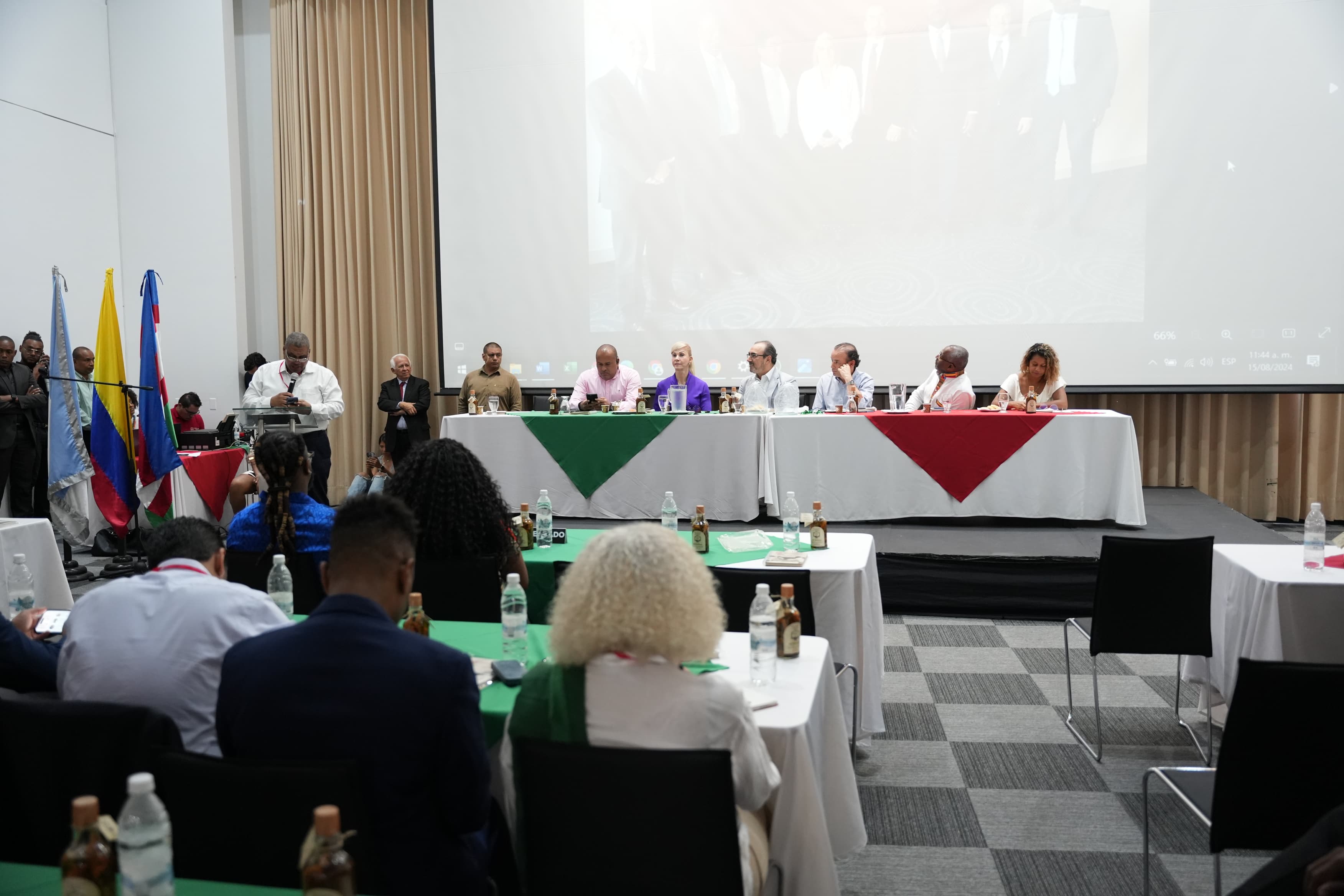 Foto general de los asistentes al encuentro "Perspectivas de desarrollo para los municipios afrocolombianos" y al relanzamiento de la Comisión de la solidaridad con los municipios afrocolombianos