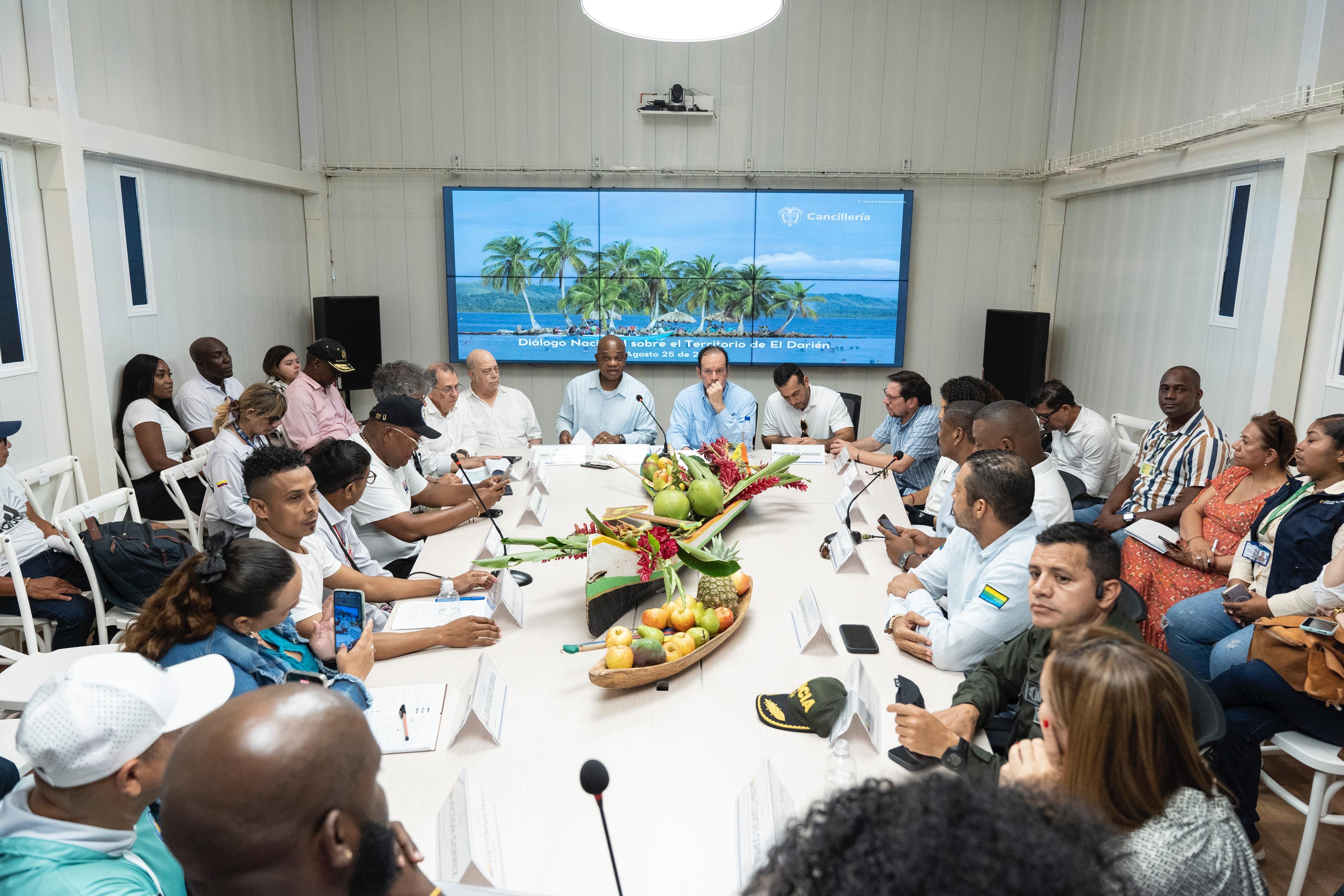 Foto del Canciller Luis Gilberto Murillo, junto a su homólogo de Panamá, Javier Martínez-Acha Vásquez, y sus delegaciones, en Necoclí, durante la instalación del Diálogo Nacional sobre el Territorio del Darién.