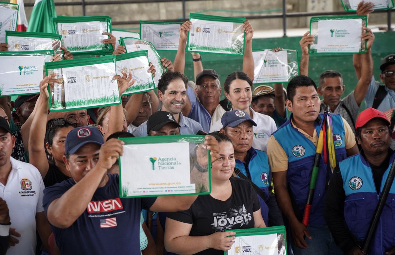 La Cancillería acompañó la entrega de más de 100 títulos de tierra en Cáceres, Antioquia, un paso hacia el desarrollo sostenible y la construcción de Paz Total