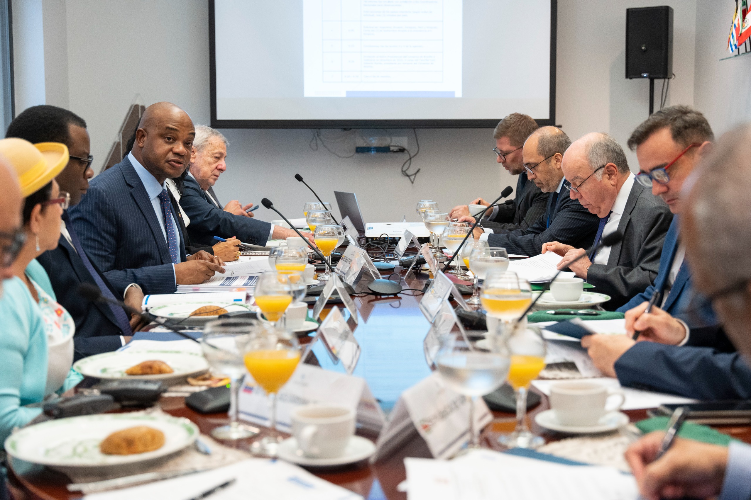 Ministro Luis Gilberto Murillo en reunión de cancilleres sudamericanos.