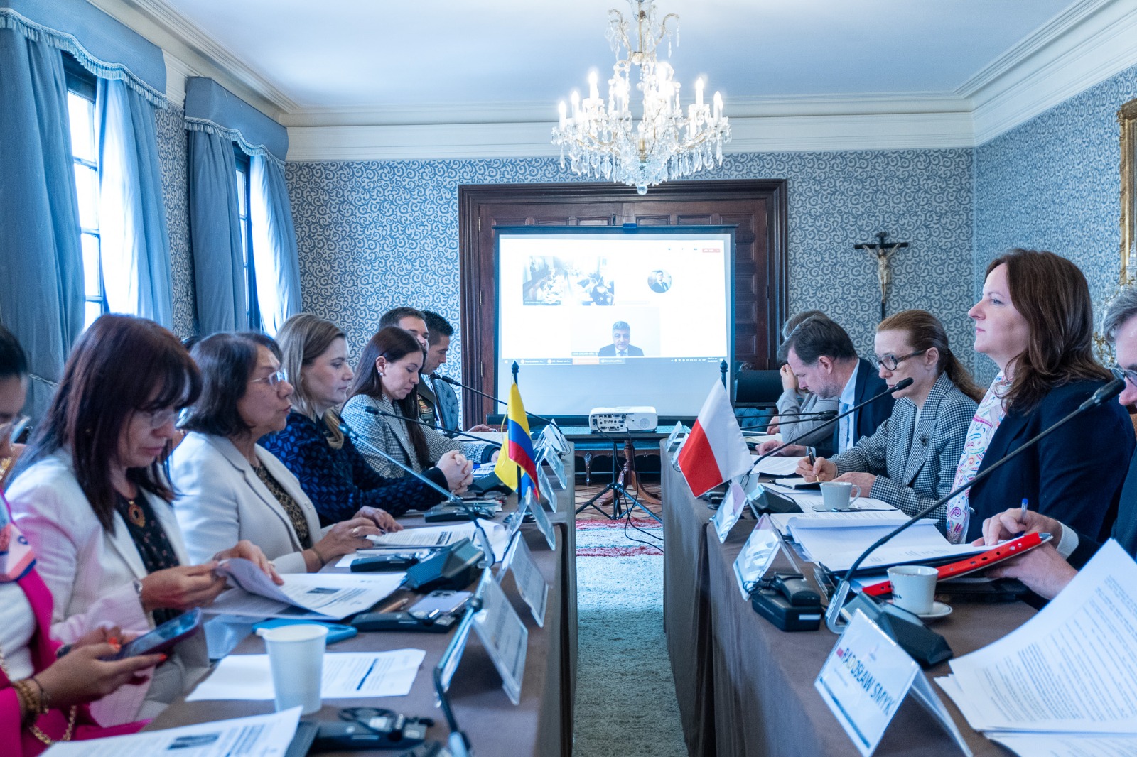 Viceministra de Relaciones Exteriores, Rosa Yolanda Villavicencio; la Subsecretaria de Estado del Ministerio de Asuntos Exteriores de Polonia, Anna Radwan y sus delegaciones