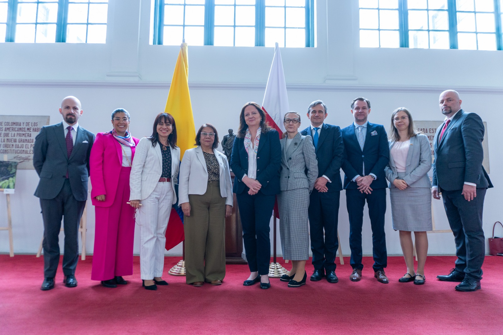 Viceministra de Relaciones Exteriores, Rosa Yolanda Villavicencio; la Subsecretaria de Estado del Ministerio de Asuntos Exteriores de Polonia, Anna Radwan y sus delegaciones