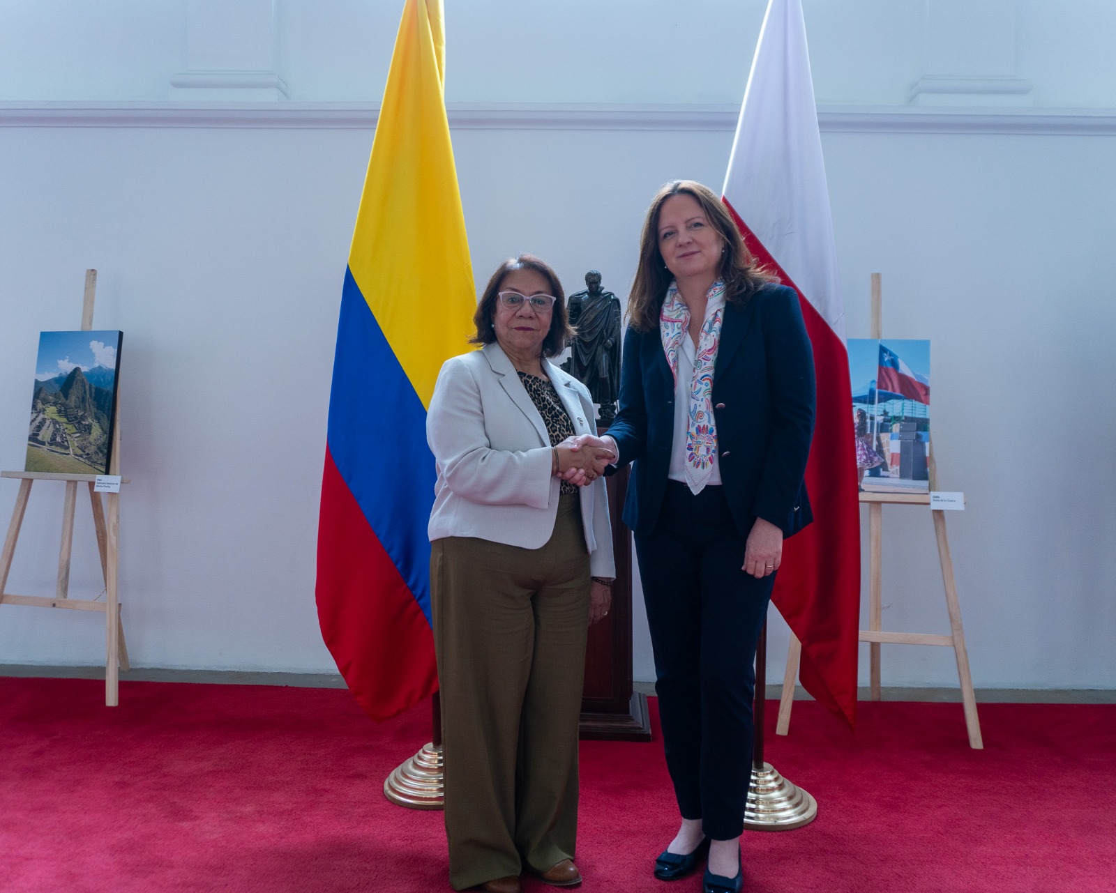 Viceministra de Relaciones Exteriores, Rosa Yolanda Villavicencio; la Subsecretaria de Estado del Ministerio de Asuntos Exteriores de Polonia, Anna Radwan y sus delegaciones