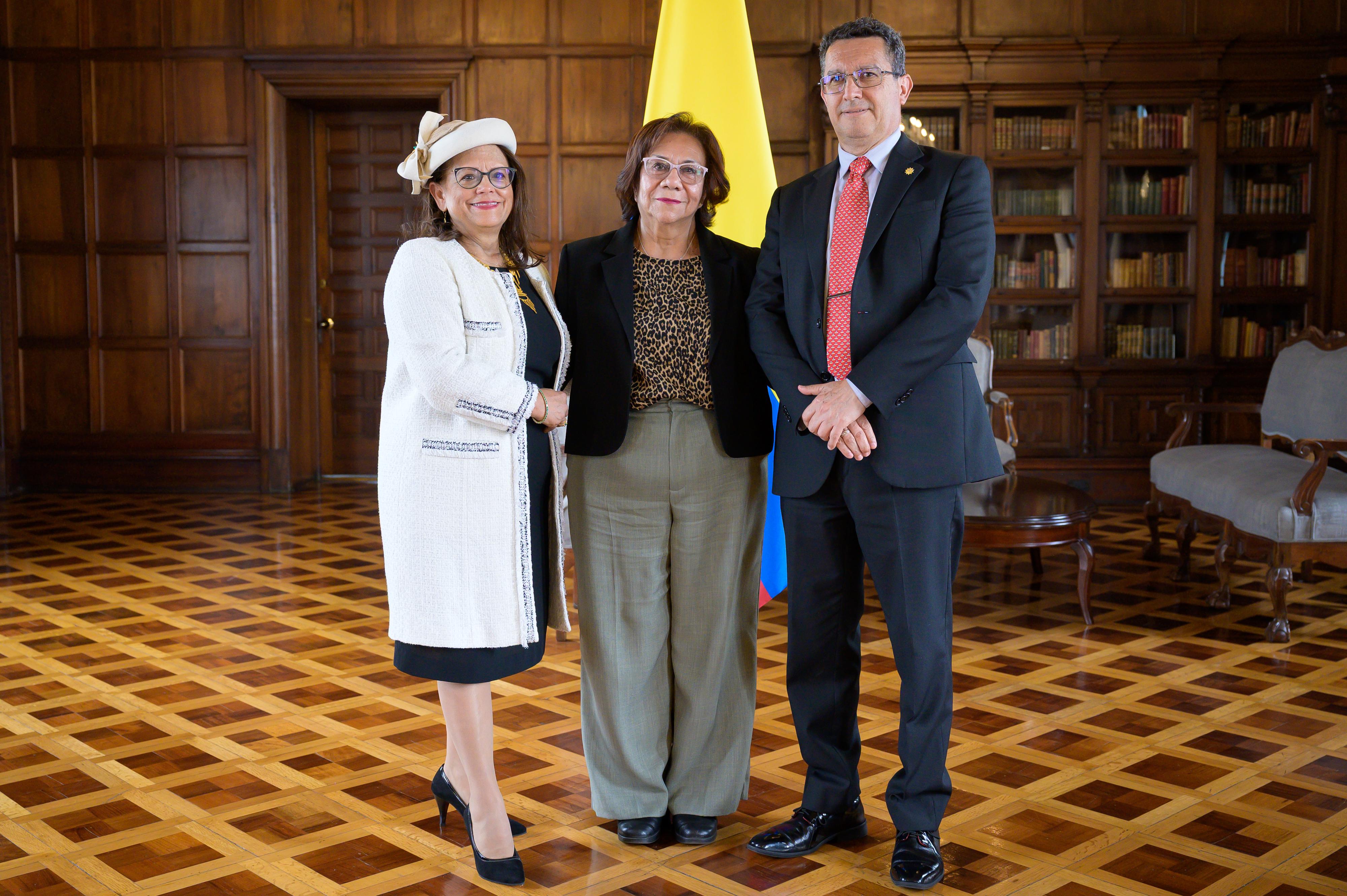 Canciller (E) Rosa Yolanda Villavicencio posesionó a los nuevos embajadores de Colombia en Marruecos y Finlandia