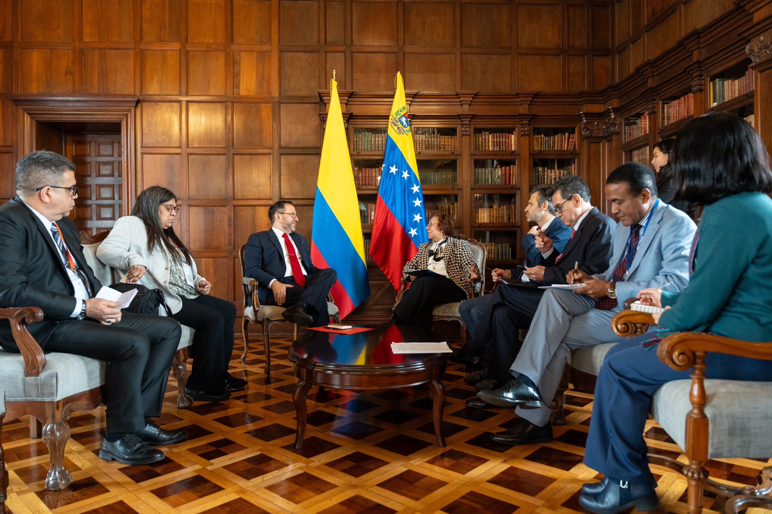 La Ministra (e) Rosa Yolanda Villavicencio y el Canciller de Venezuela, Yván Gil, dialogaron sobre migración, integración fronteriza, Comisión de Vecindad e Integración y asuntos consulares