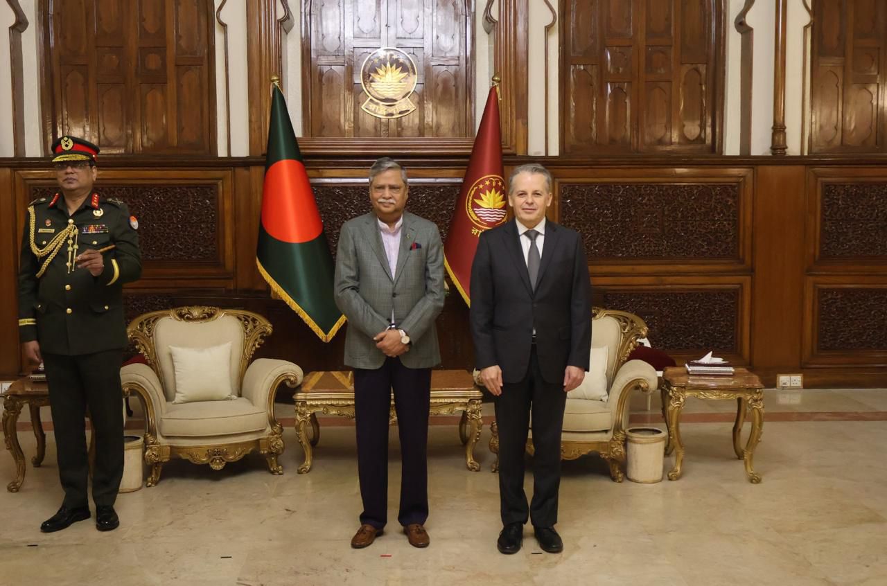 Entrega de Cartas Credenciales del Embajador Víctor H. Echeverri J. ante Su Excelencia Mohammed Shahabuddin, Presidente de la República Popular de Bangladés.   