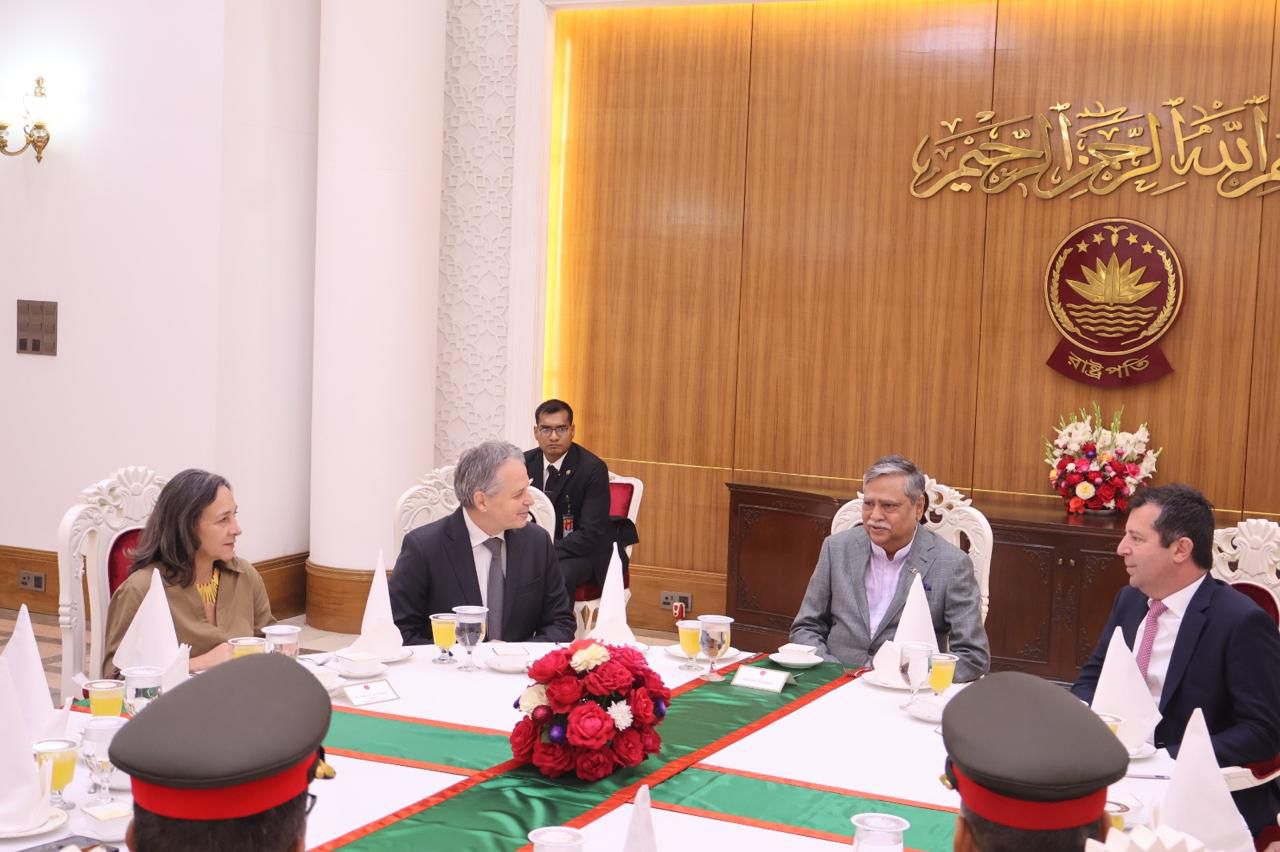 Entrega de Cartas Credenciales del Embajador Víctor H. Echeverri J. ante Su Excelencia Mohammed Shahabuddin, Presidente de la República Popular de Bangladés.   