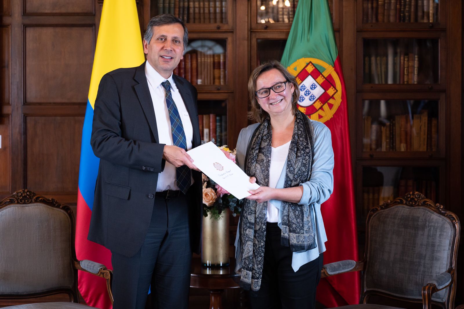 Viceministro Echeverri recibió copias de estilo de las cartas credenciales de la nueva embajadora de Portugal en Colombia