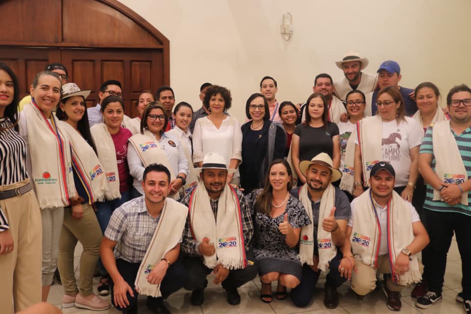 Embajadora Luz Marina Rivera se reunió con emprendedores que fueron becados para estudiar en Colombia