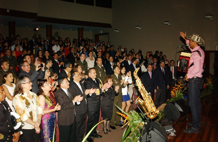 En el marco del Plan de Promoción de Colombia en el Exterior, el pasado 18 de julio, se llevó a cabo un concierto del grupo vallenato Eterno Abril, liderado por Éibar Gutiérrez. Foto: Embajada de Colombia en Honduras. 