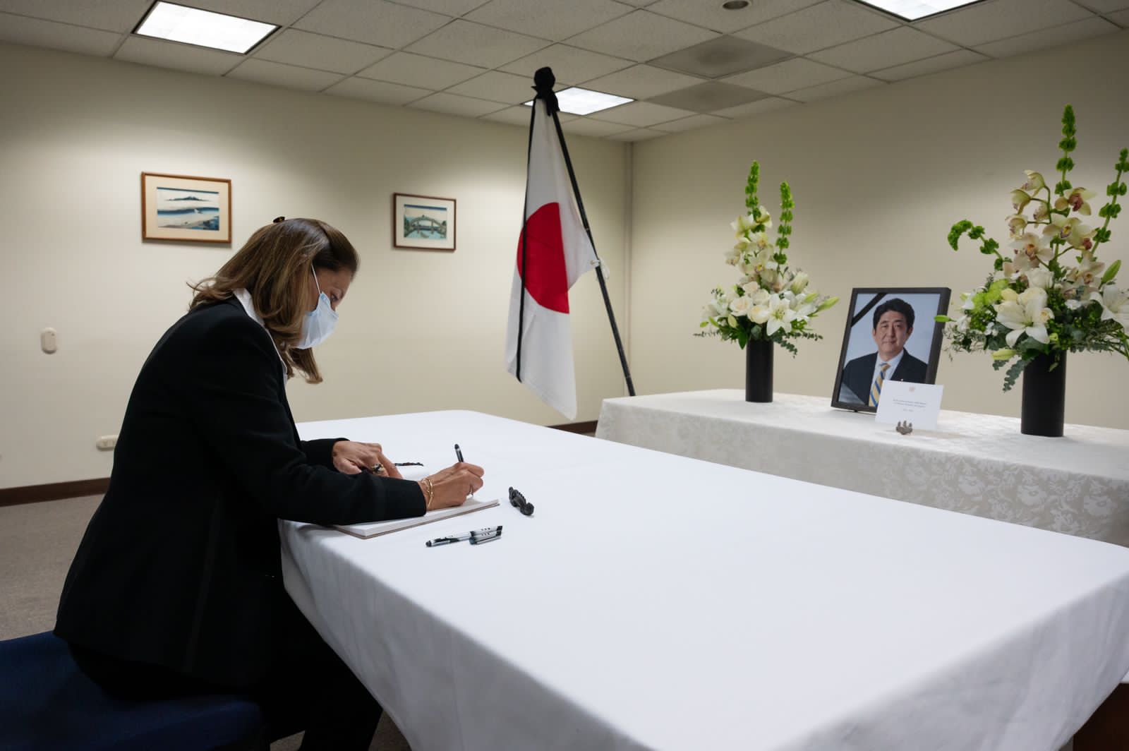 Vicepresidente - Canciller Marta Lucia Ramírez firmó libro de condolencias por el fallecimiento del exprimer ministro de Japón
