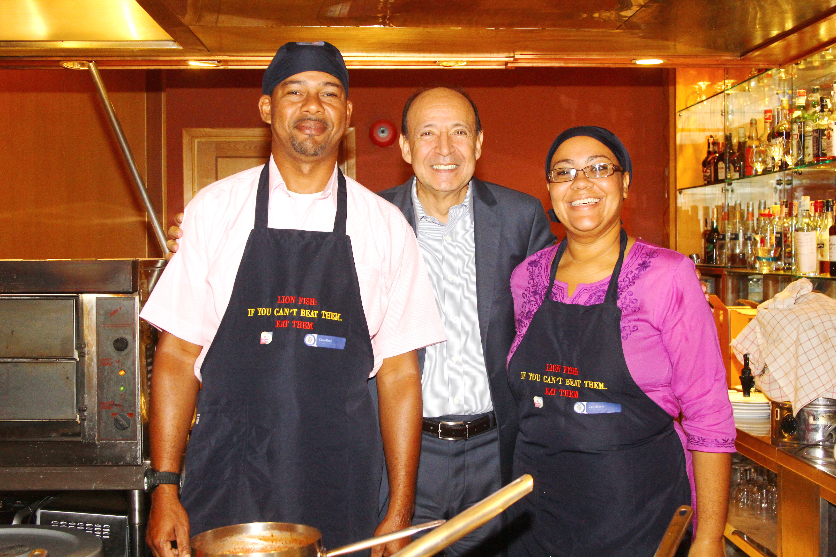 El Embajador de Colombia en Tailandia, Andelfo García (centro), junto al pescador Orvil Robinson y la cocinera tradicional Arelis Howard de Providencia (Foto: Embajada de Colombia en Tailandia)