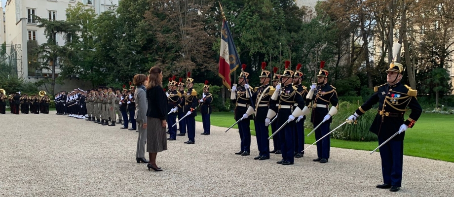 Vicepresidente-Canciller fue recibida con honores militares en Francia, donde reafirmó su compromiso de fortalecer la cooperación bilateral y el empoderamiento de la mujer