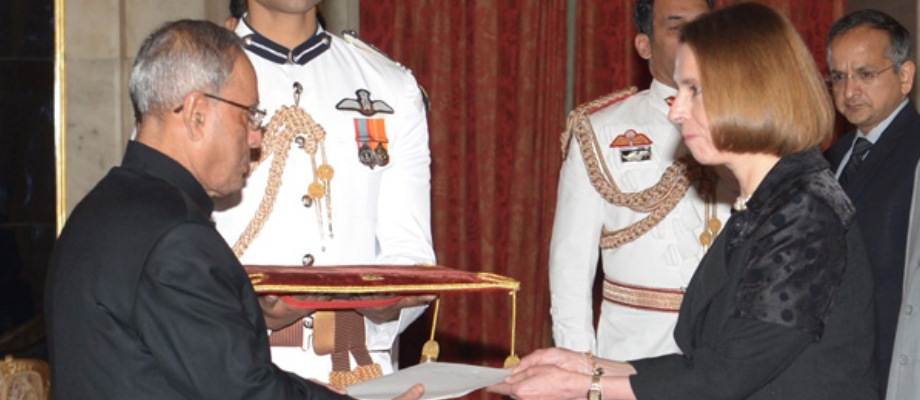 La Embajadora Mónica Lanzetta se posesionó el pasado mes de febrero ante la Canciller María Ángela Holguín. Foto: Presidencia república de la India.