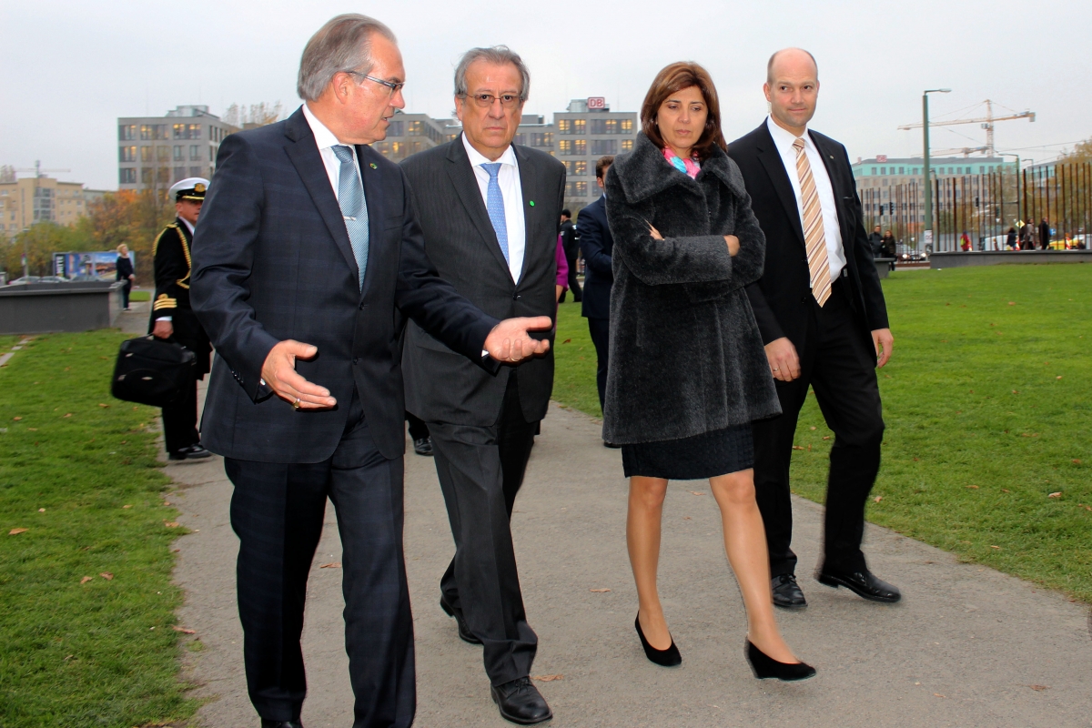 Presidente Santos y Canciller Holguín recorrieron monumento conmemorativo del Muro de Berlín