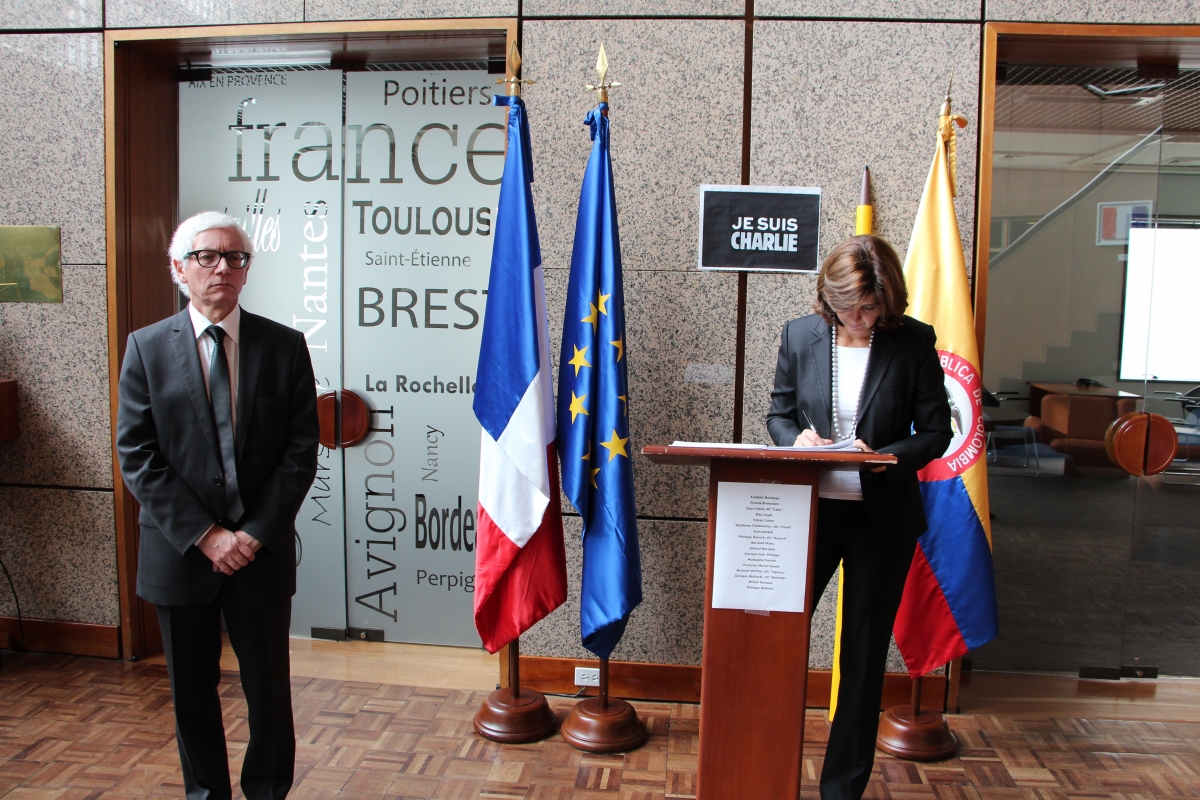 libro de condolencias atentados París Charlie Hebdo