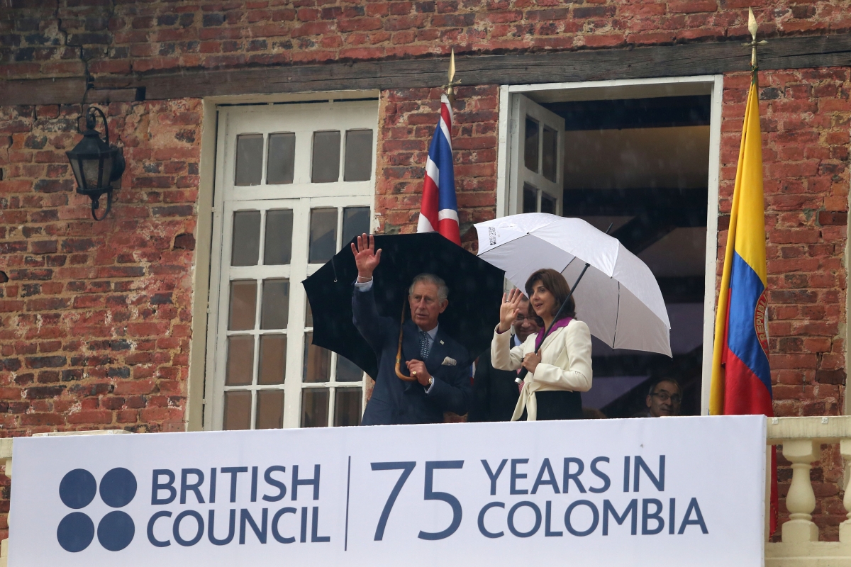 Su Alteza El Príncipe de Gales entregó a la Canciller Holguín un libro que recoge la historia del British Council en nuestro país