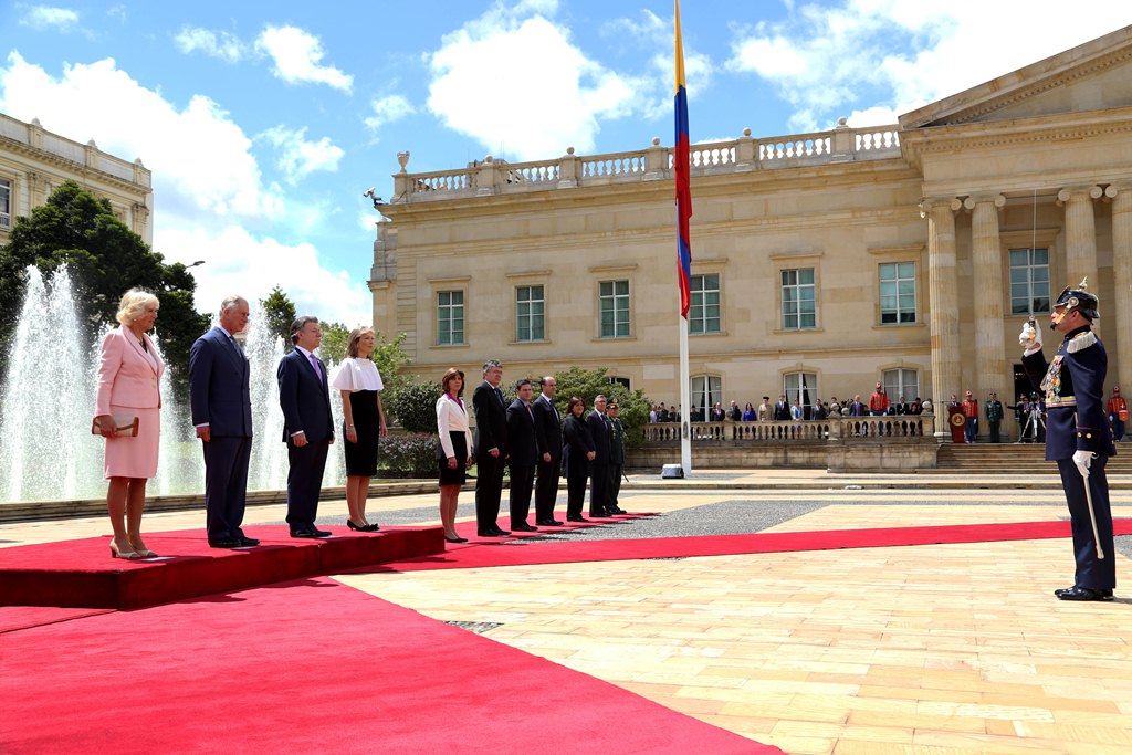 Canciller Holguín participó en Honores Militares a sus Altezas Reales el Príncipe Carlos y la Duquesa de Conrnualles, en Casa de Nariño