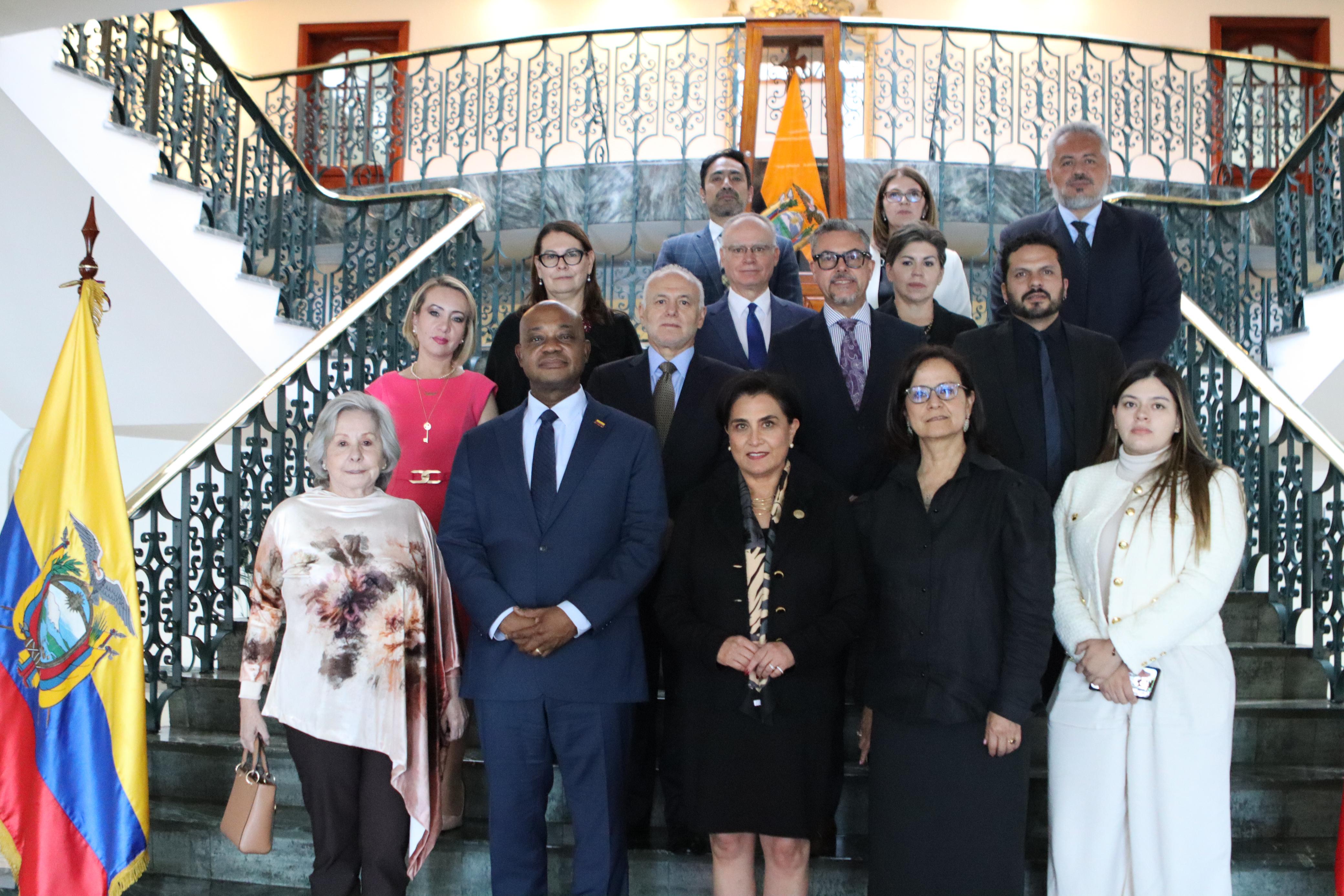 Foto de los Ministros de Colombia y Ecuador junto a sus delegaciones