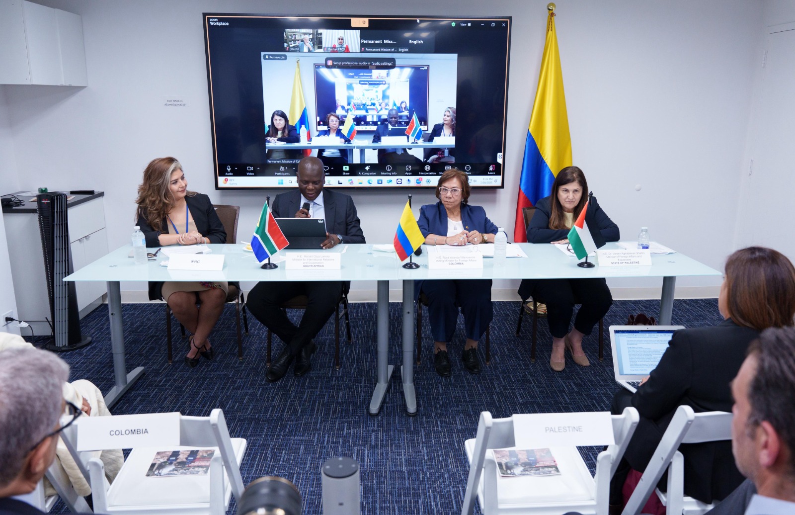 Canciller (e ) Villavicencio y Grupo de La Haya