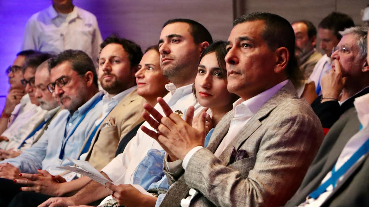 Canciller y el alcalde de Cartagena sentados en el público.
