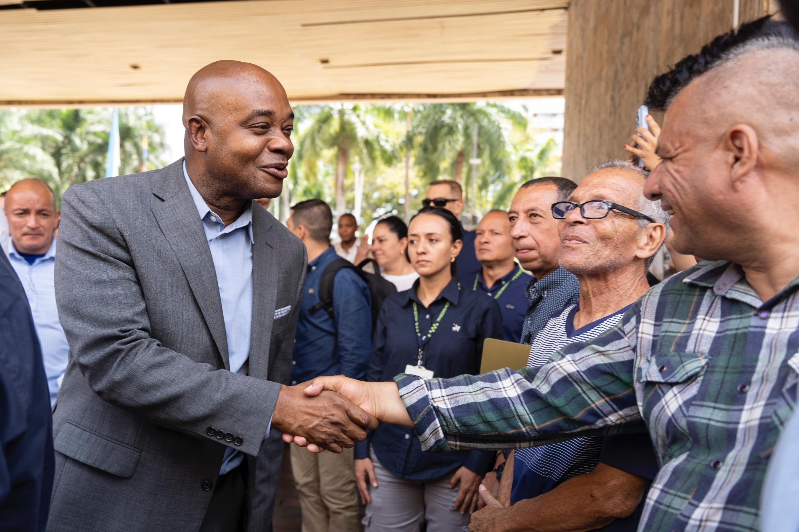 Foto del Canciller Luis gilberto Murillo saludando a los asistentes a la jornada de expedición de pasaportes en Palmira - Valle del Cauca.