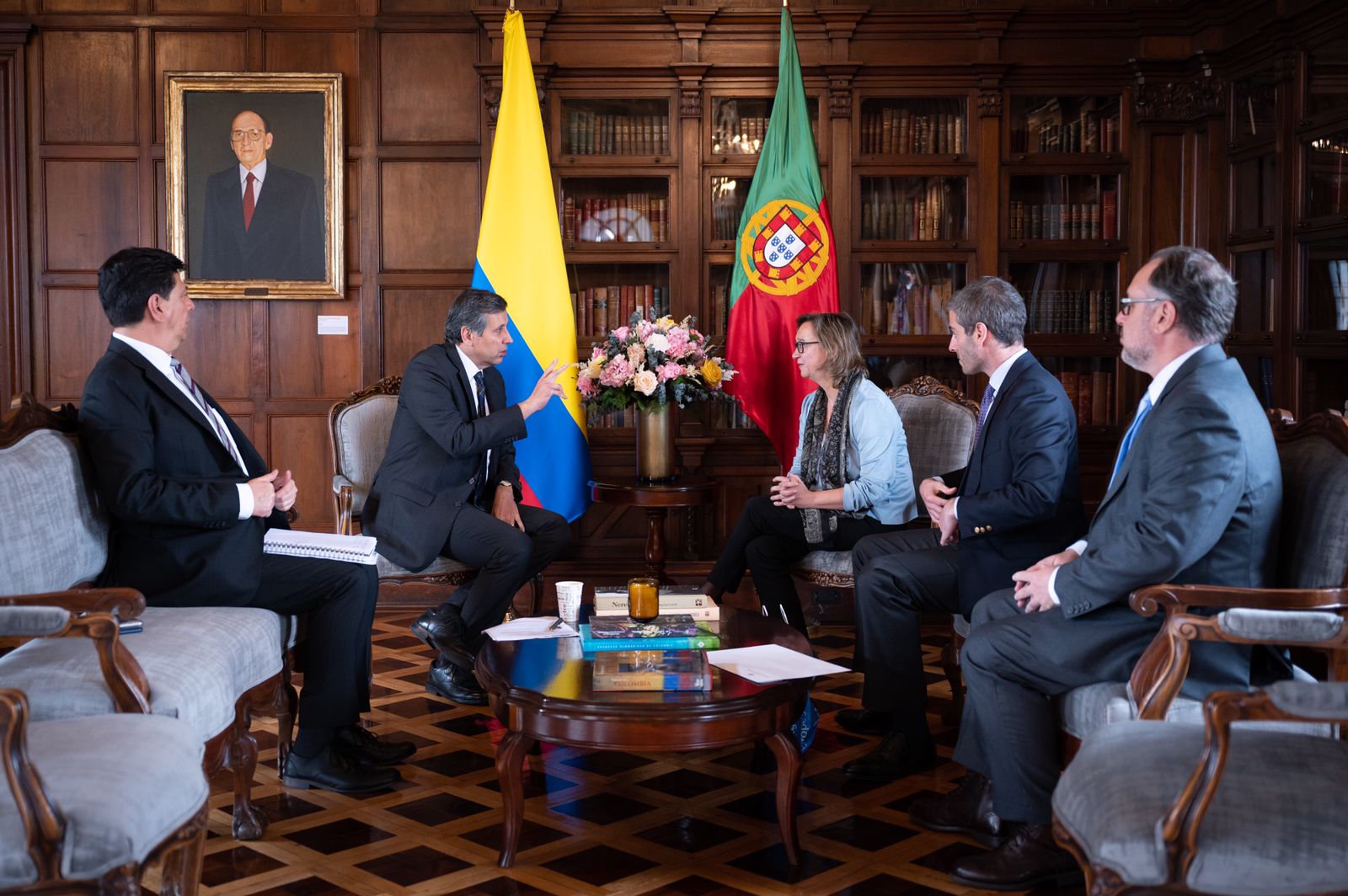 Embajadora de Portugal entrega copia de cartas credenciales