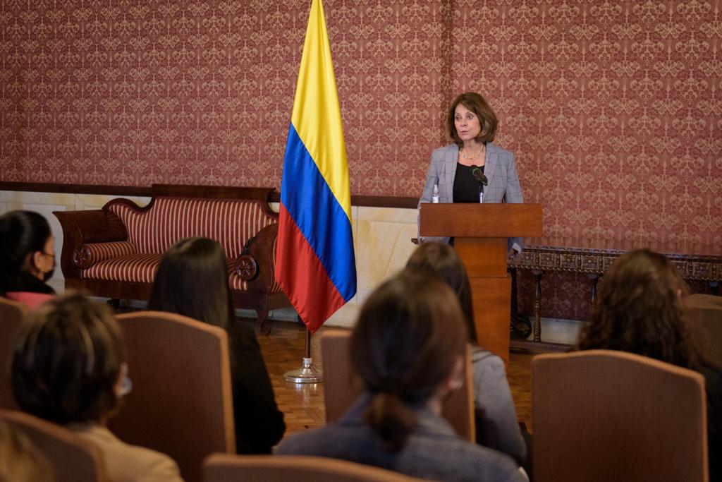 Vicepresidente-Canciller impulsó a mujeres diplomáticas a romper barreras de género