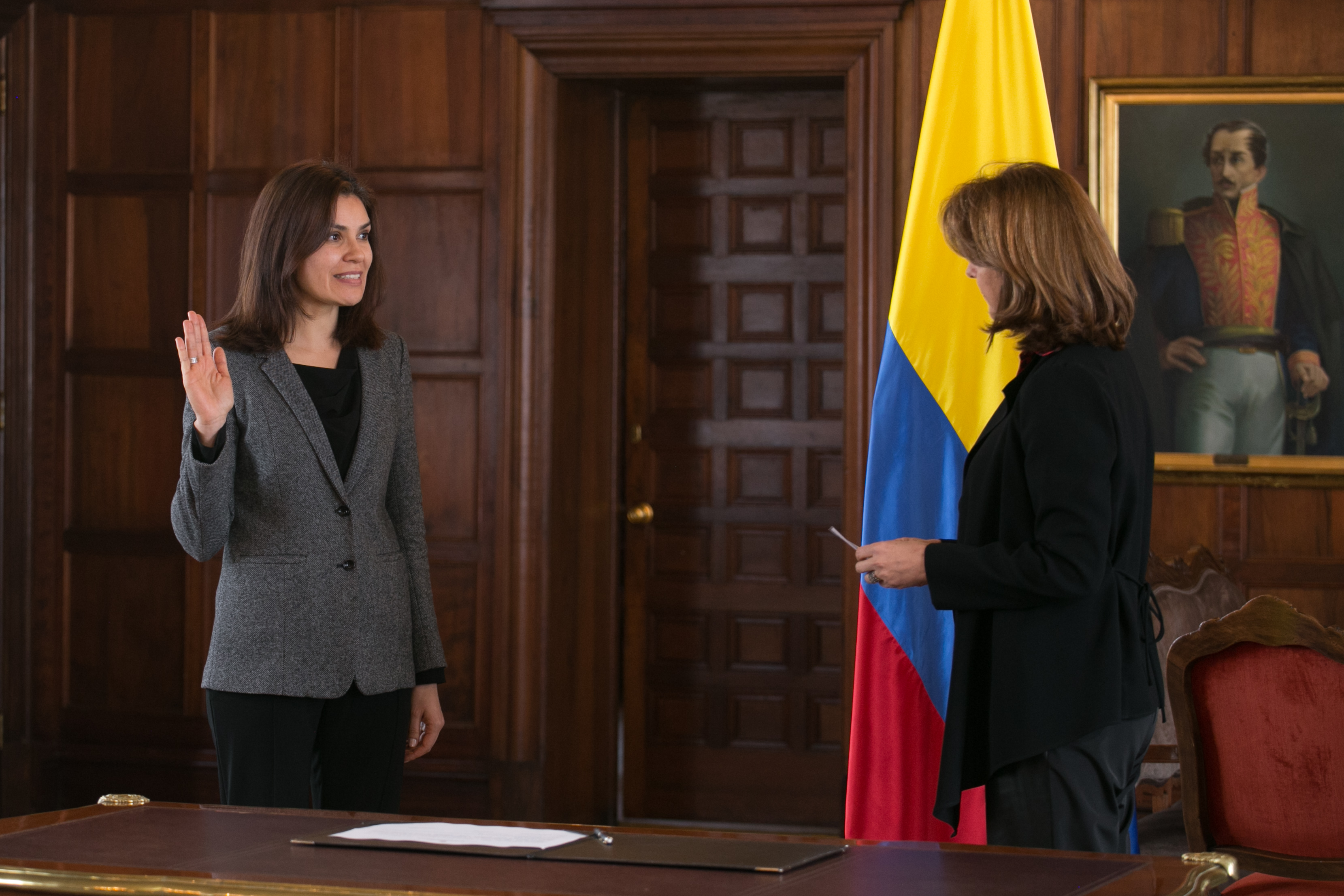 Canciller Holguín posesionó a Carolina Díaz Acosta como nueva Directora de Asuntos Económicos, Sociales y Ambientales del Ministerio de Relaciones Exteriores