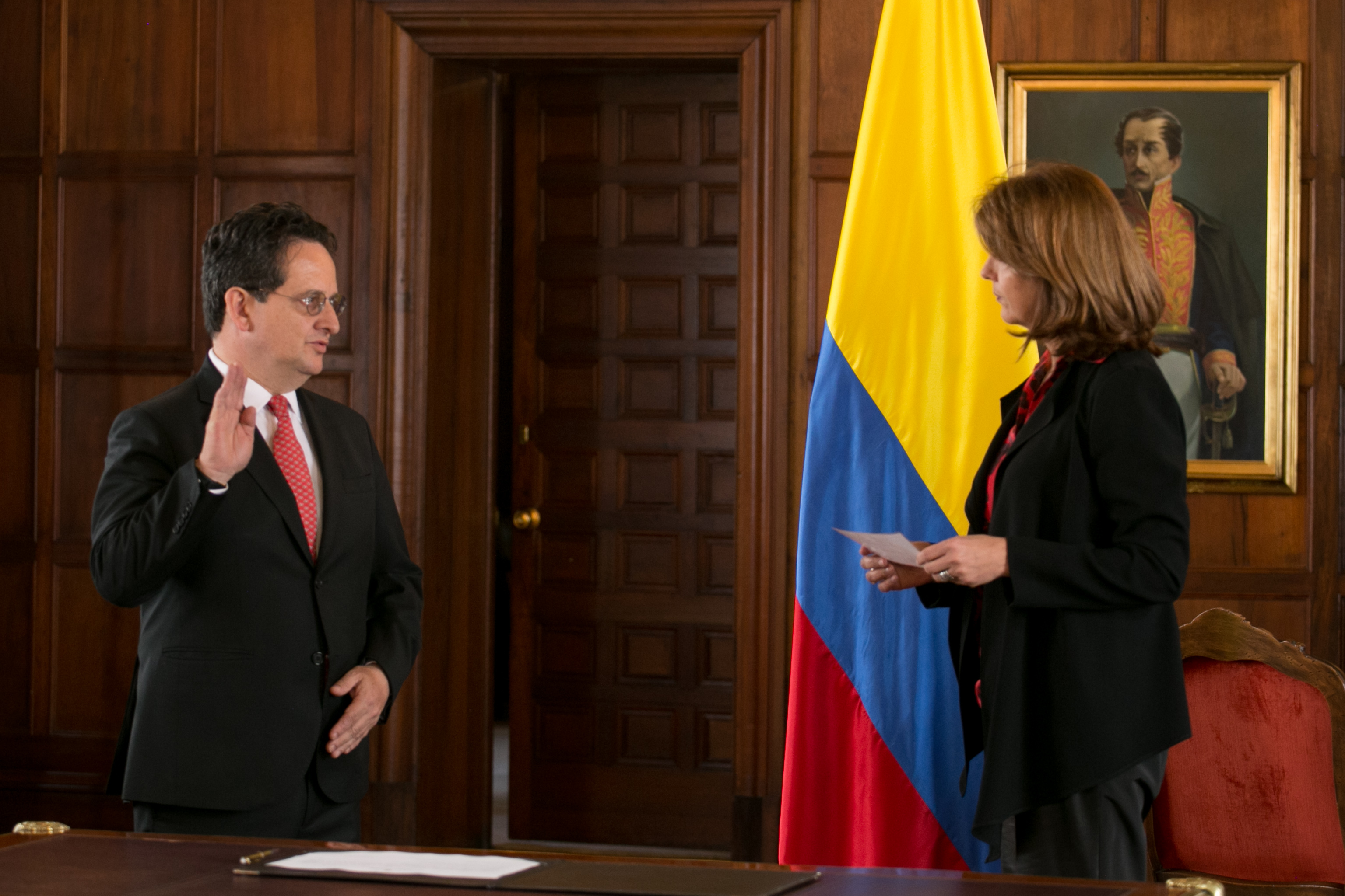  Canciller María Ángela Holguín posesionó a Ricardo Lozano Forero como Embajador de Colombia en Costa Rica