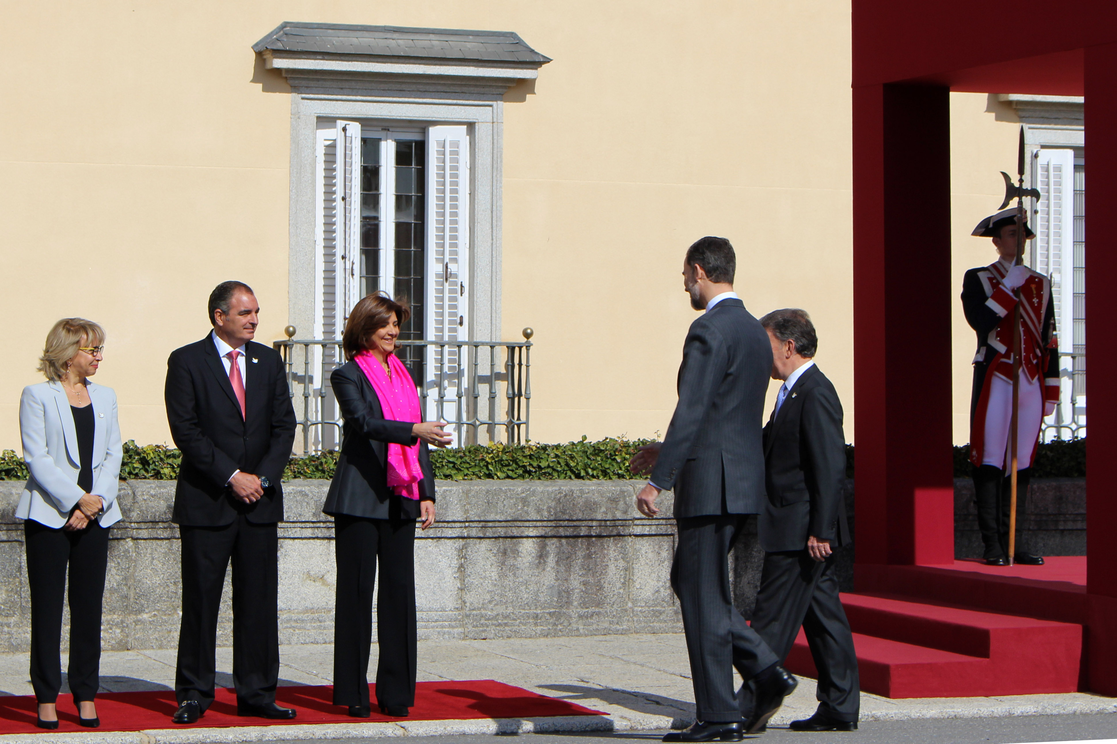 Canciller María Ángela Holguín, junto con los ministros de Comercio, Agricultura y Cultura saludaron al Rey Felipe VI de España