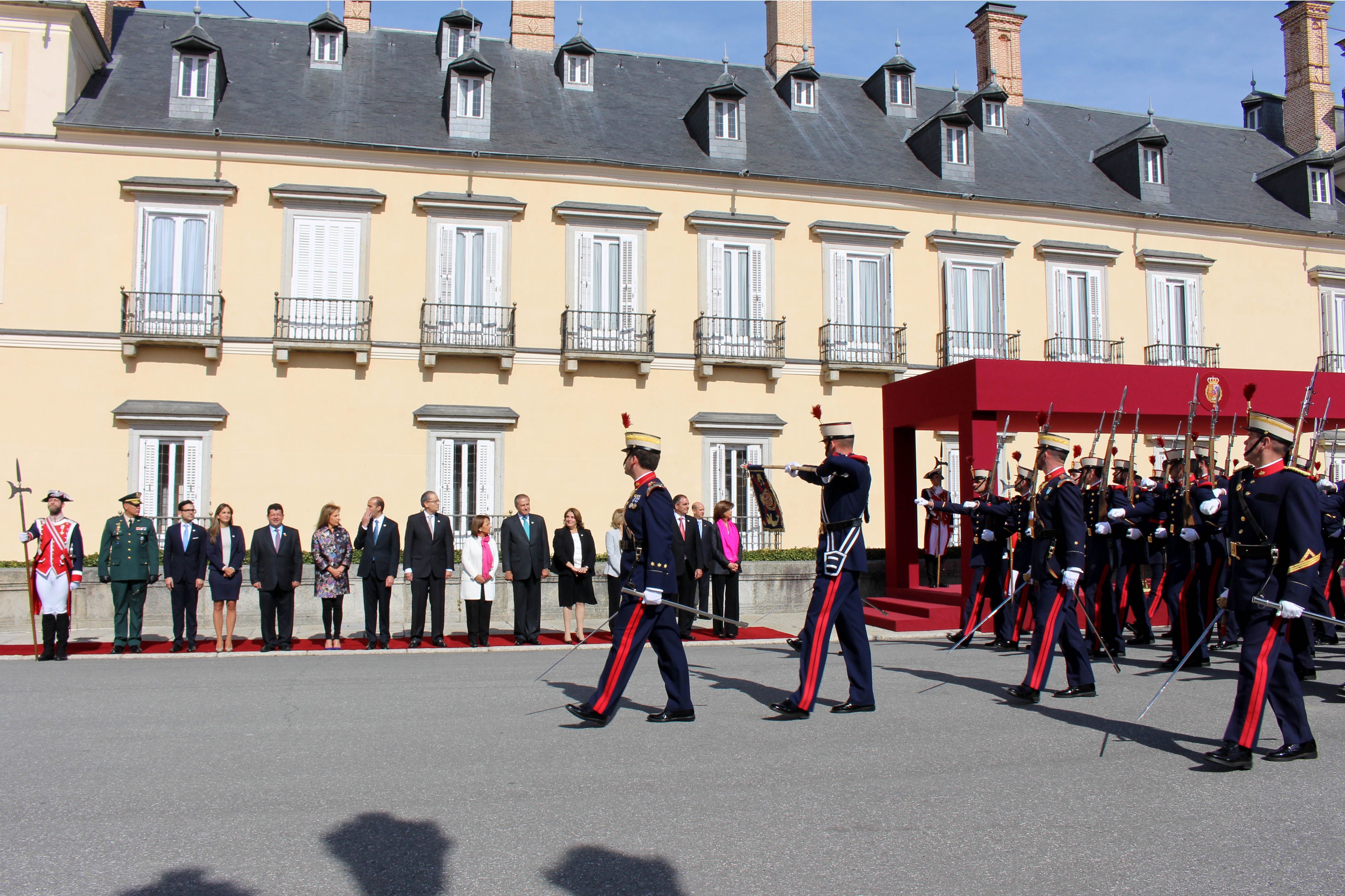 Con honores militares en el Palacio de El Pardo, se inició la visita de Estado del Presidente Juan Manuel Santos y Canciller María Ángela Holguín a España