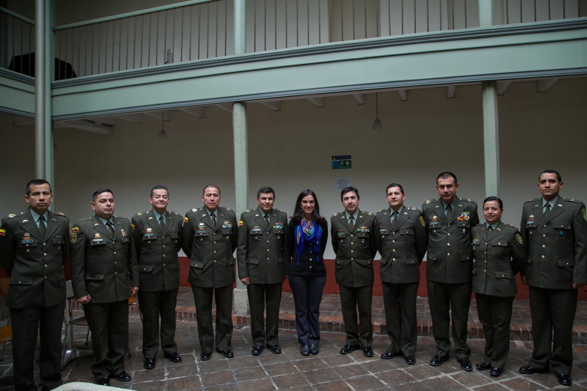 Directora de la Academia Diplomatica con  los agregados de la Policía Nacional que son designados en diferentes países