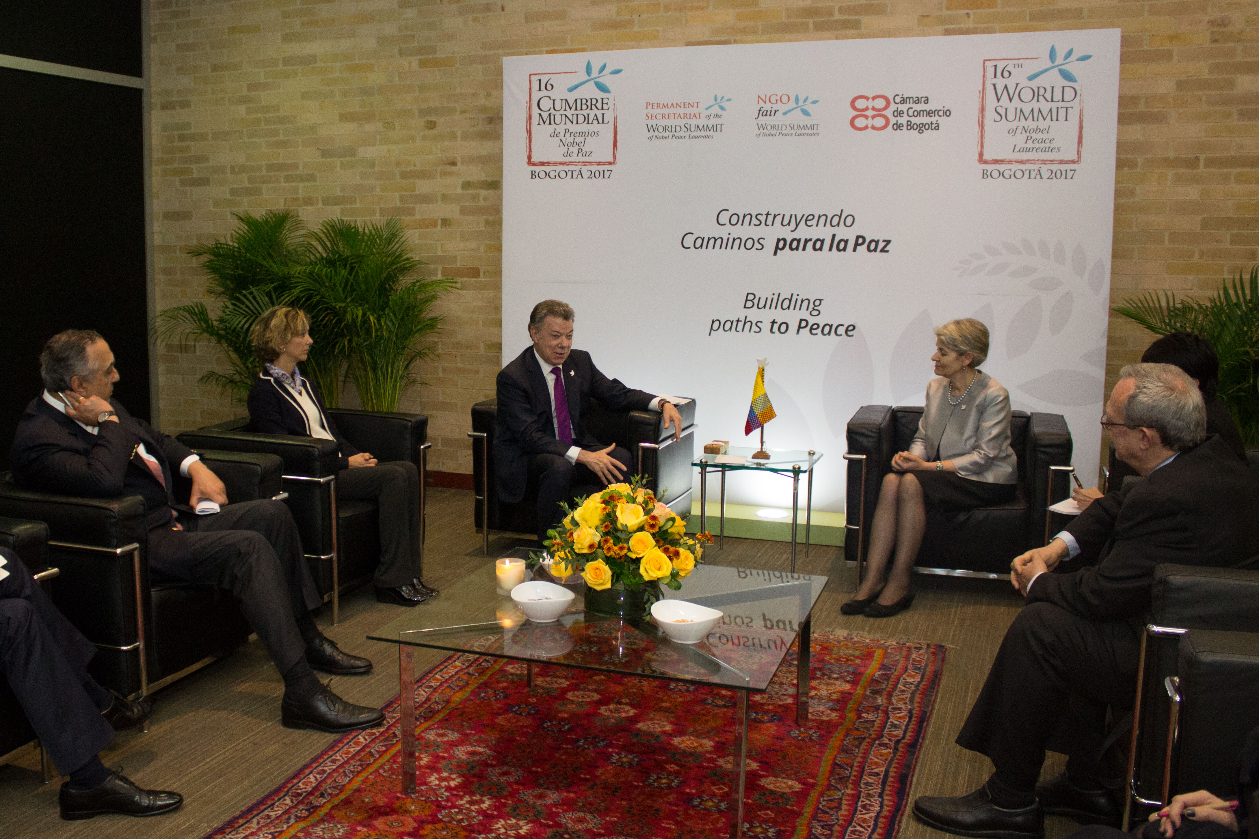 La Viceministra de Relaciones Exteriores, Patti Londoño, acompañó al Presidente de la República, Juan Manuel Santos, durante la reunión que sostuvo con la Directora General de la Organización de las Naciones Unidas para la Educación, la Ciencia y la Cultura (Unesco), Irina Bokova, quien se encuentra en el país participando como invitada especial de la XVI Cumbre de Premios Nobel de Paz, organizada por la Cámara de Comercio de Bogotá.