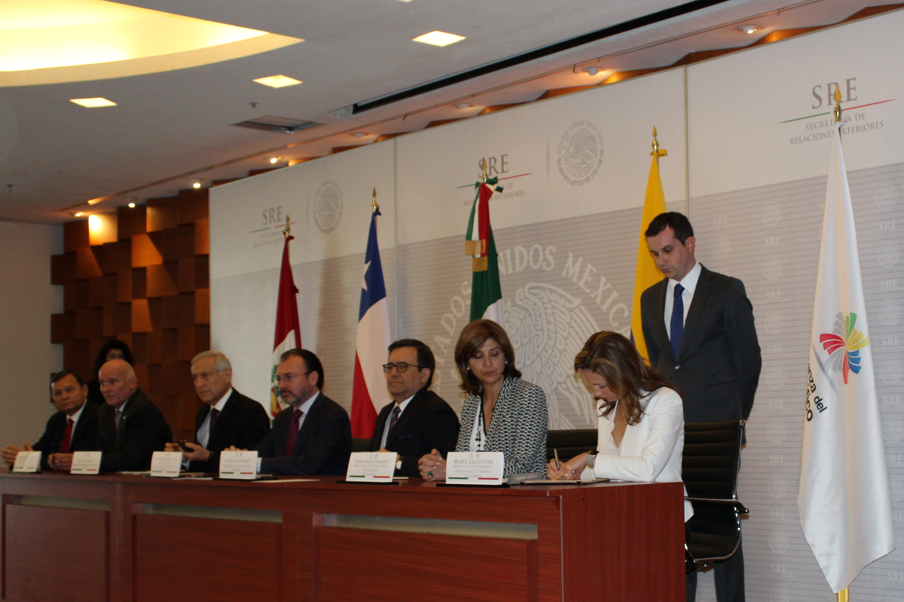 Canciller María Ángela Holguín y Ministra de Comercio, Industria y Turismo, María Claudia Lacouture, suscribieron los ‘Lineamientos aplicables a los Estados Asociados 