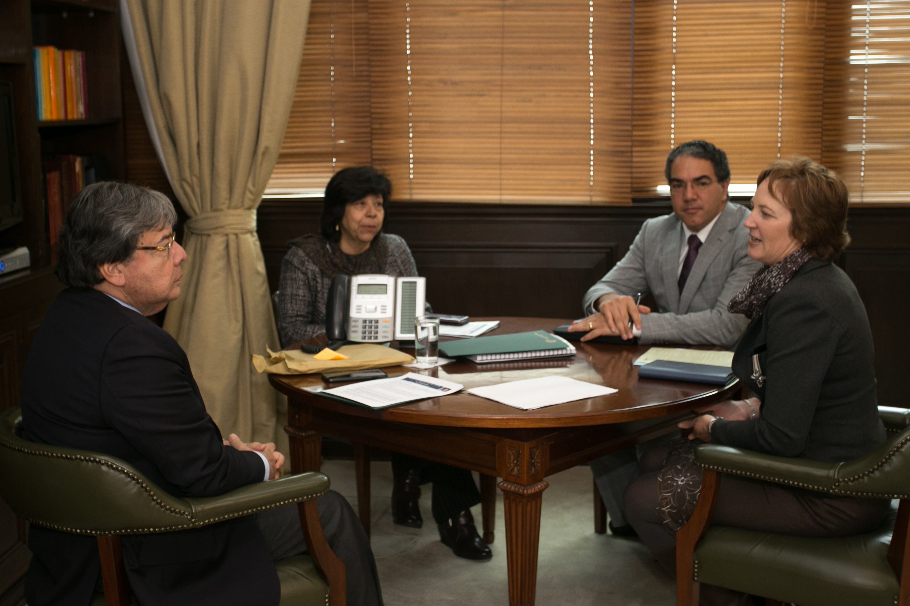 Con el objetivo de revisar la agenda bilateral, el Canciller Carlos Holmes Trujillo se reunió con la Embajadora de Australia en Colombia