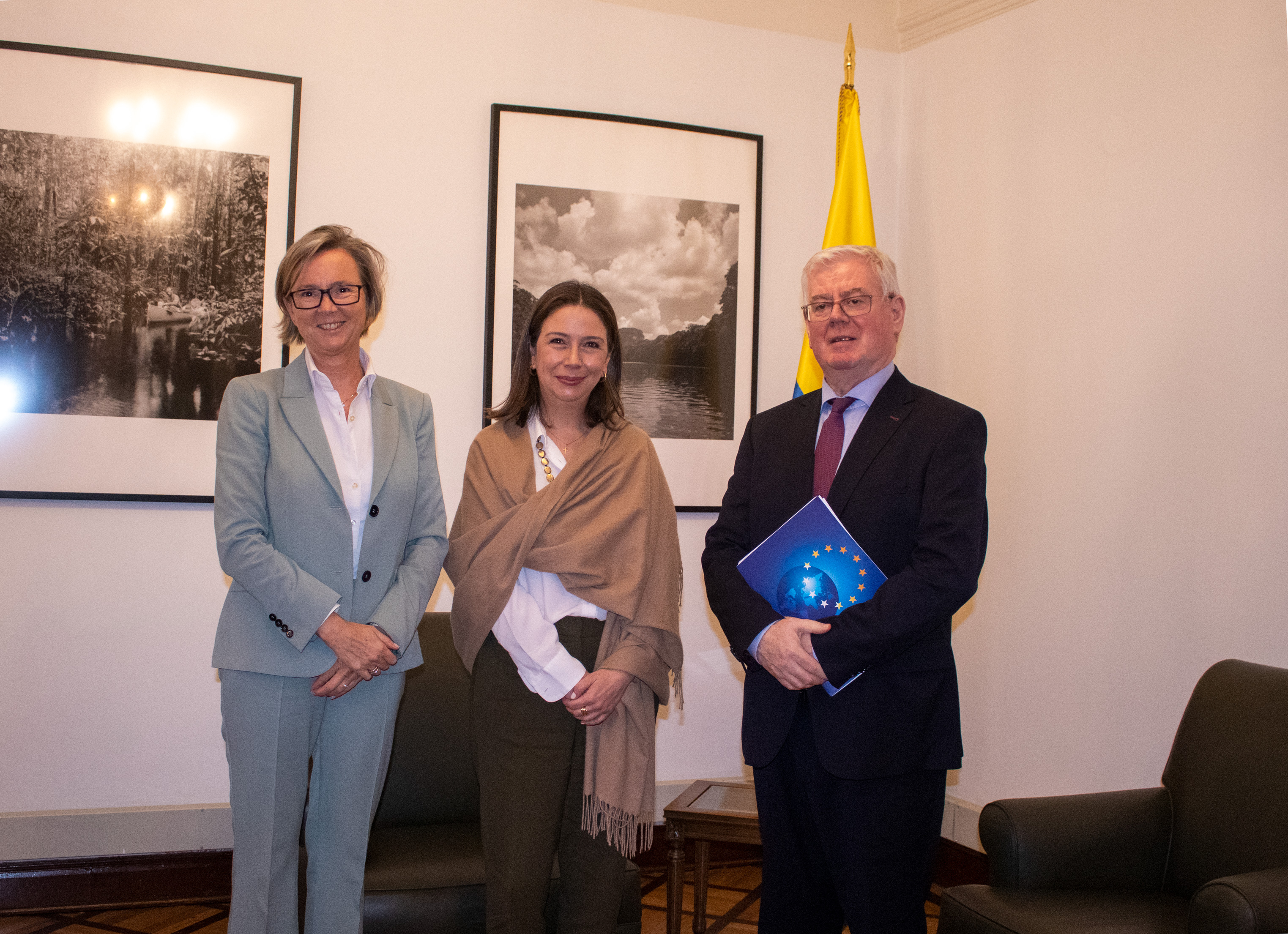 La Viceministra Adriana Mejía dialogó con el Enviado Especial de la Unión Europea para Asuntos de Paz, Eamon Gilmore, sobre los avances de la Política Paz con Legalidad