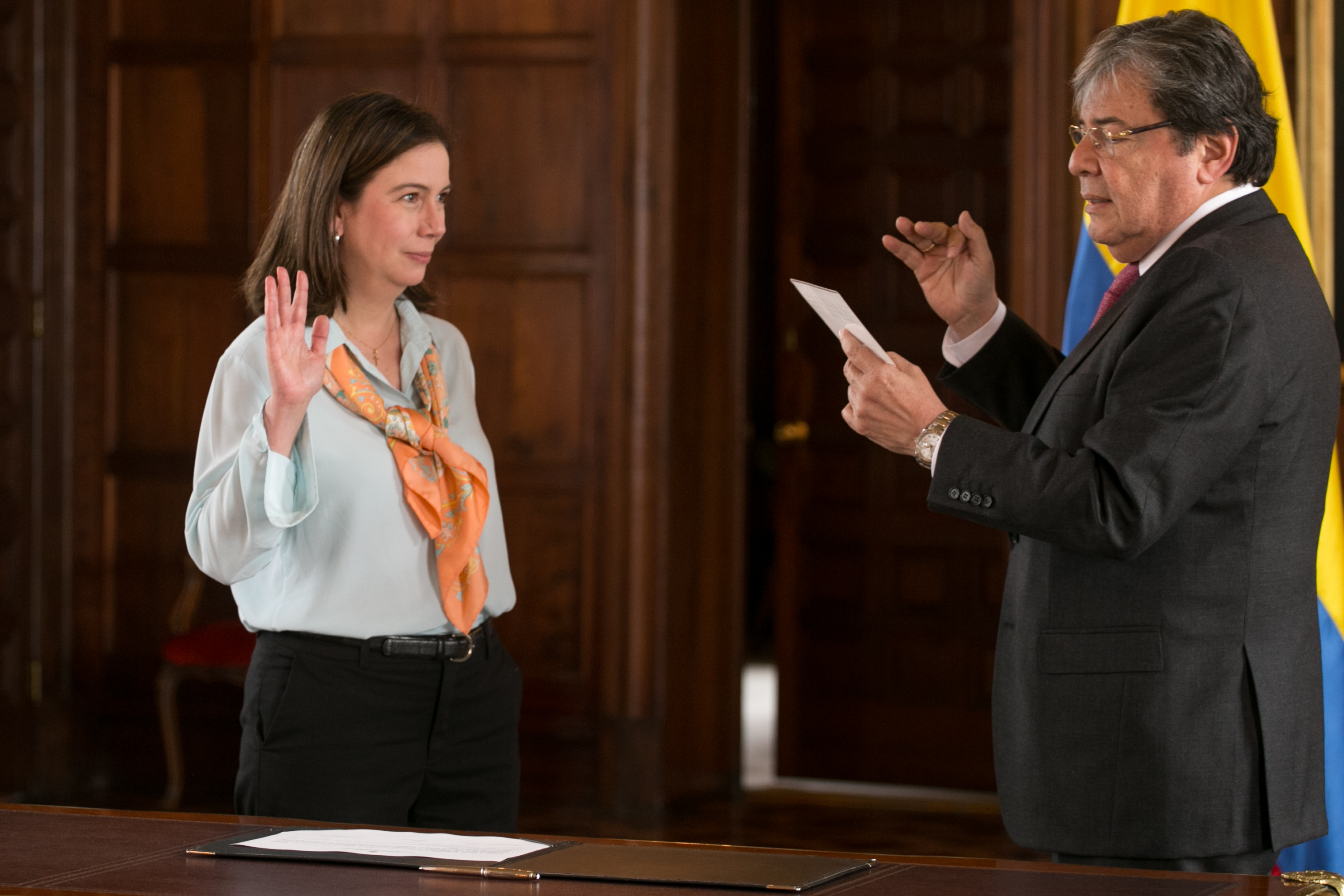 Canciller Carlos Holmes Trujillo posesionó a la nueva Viceministra de Asuntos Multilaterales, Adriana Mejía Hernández