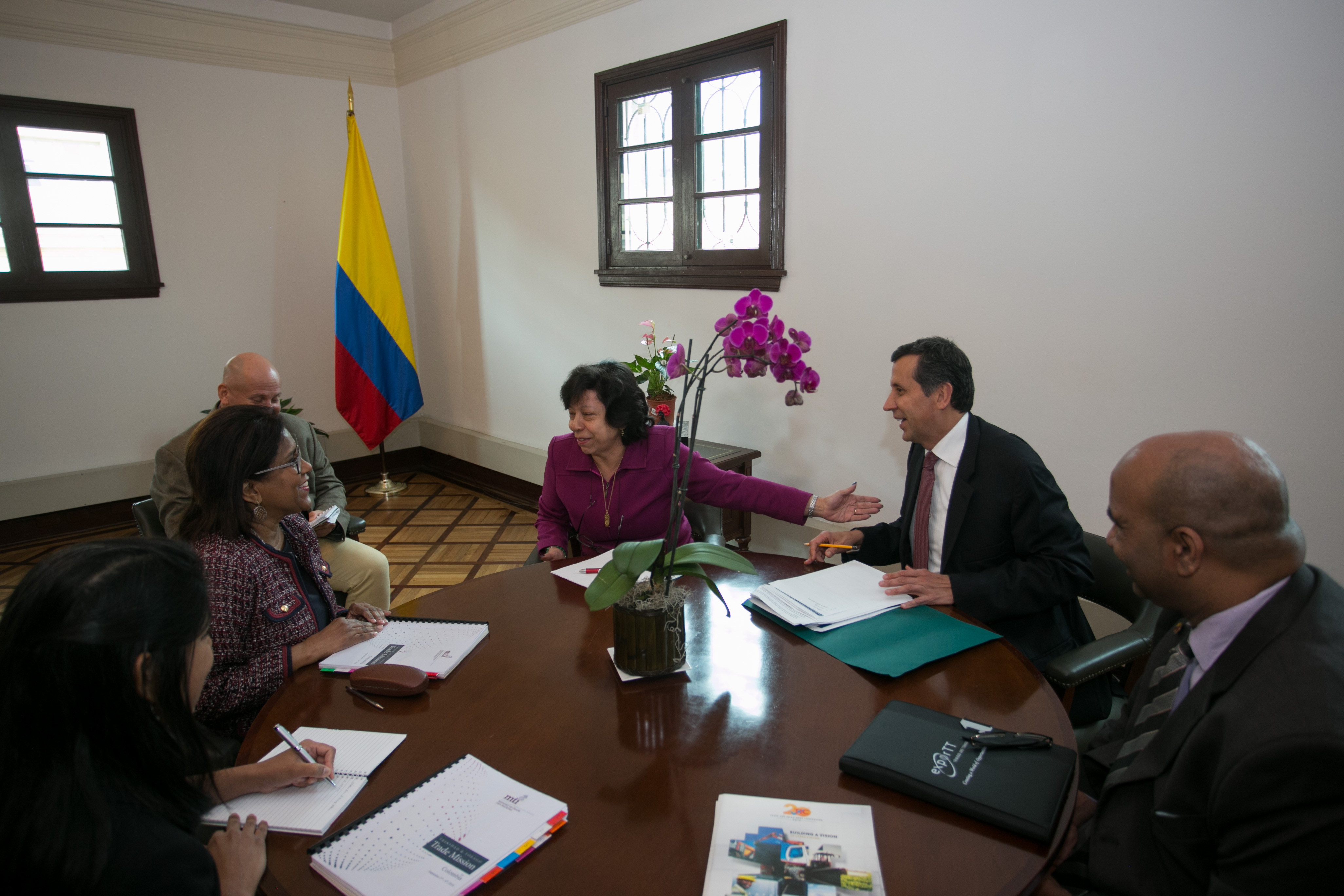 Viceministra de Relaciones Exteriores, Luz Stella Jara, se reunió con la Ministra de Comercio e Industria de Trinidad y Tobago, Paula Gopee-Scoon, para revisar temas de la agenda bilateral 