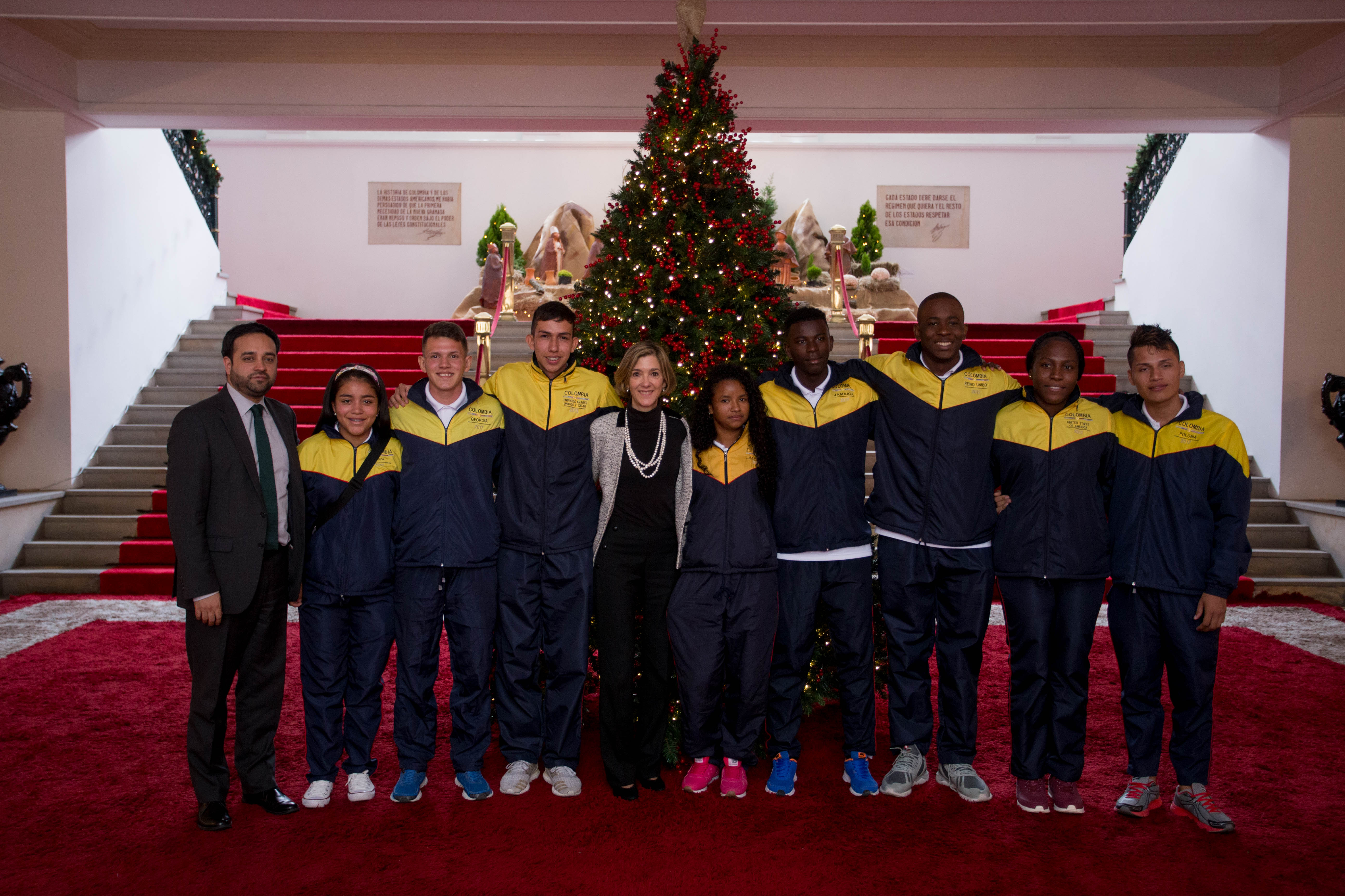 Viceministra Londoño recibió a los ocho jóvenes que viajarán a Mónaco por cuenta de la nominación de la Cancillería al premio 'Peace and Sport'