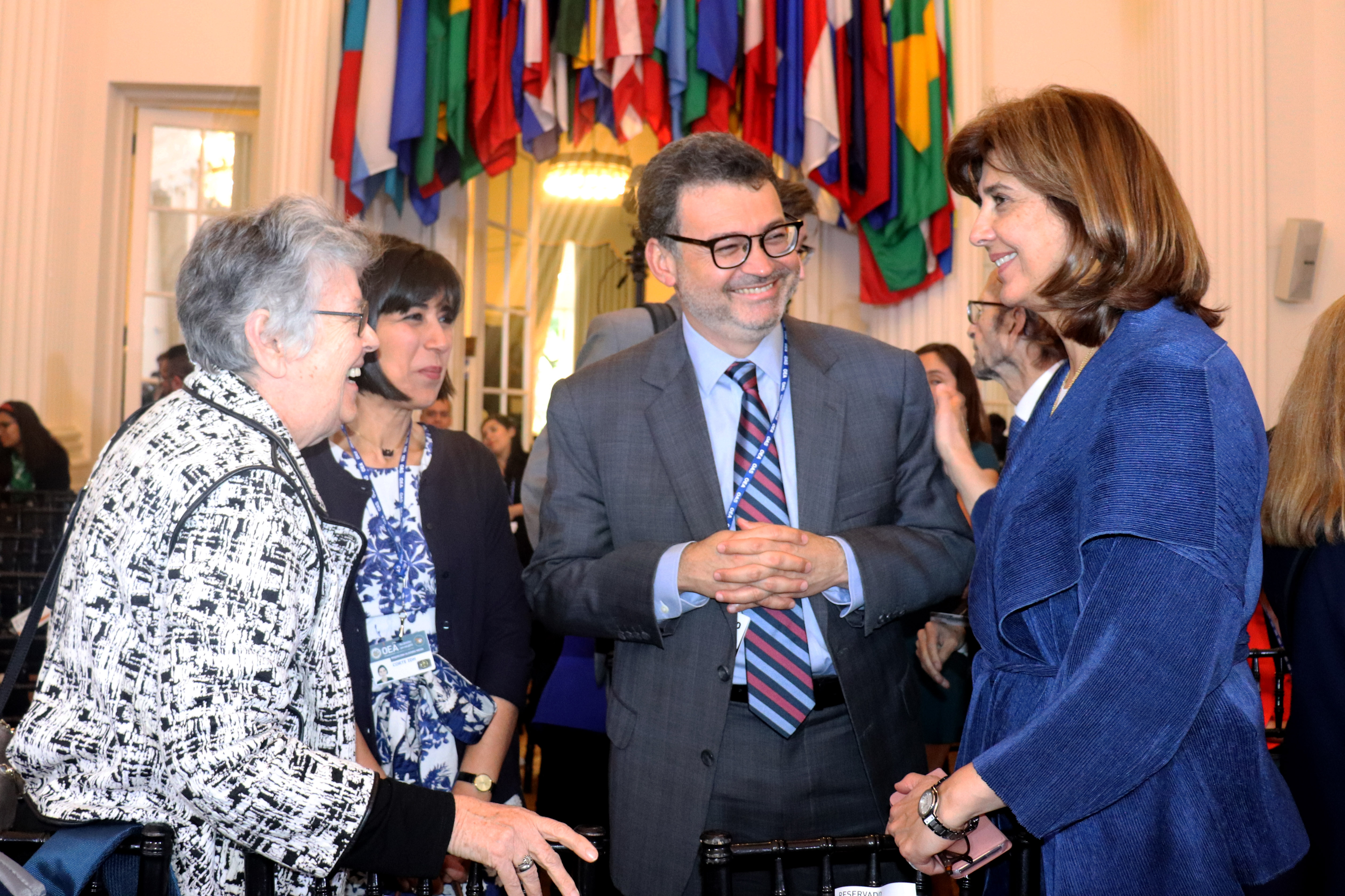 Canciller Holguín y Elizabeth Odio Benito, juez de la Corte Interamericana de Derechos Humanos, felicitan al colombiano Humberto Sierra Porto tras su reelección como magistrado de la Corte IDH