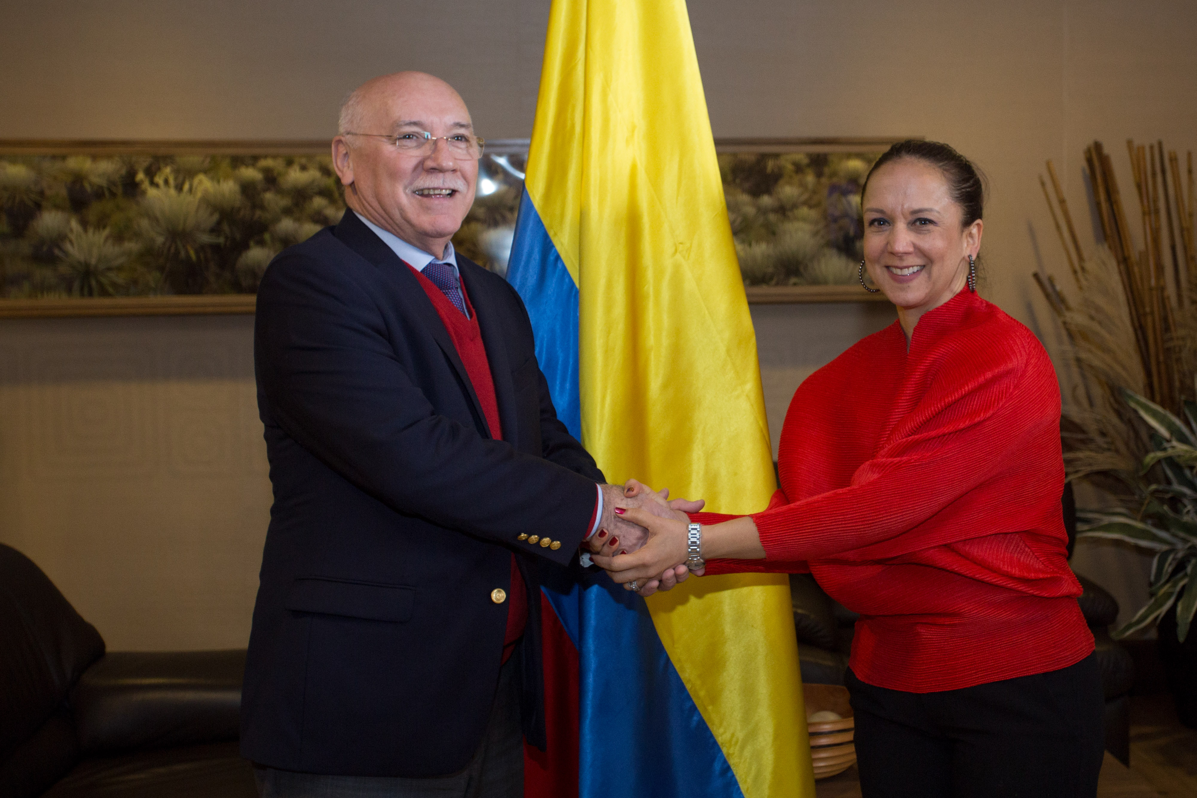 Viceministra Adriana Mendoza recibió al Canciller de Paraguay, Eladio Loizaga, que llegó a Colombia para la posesión del Presidente electo Iván Duque Márquez