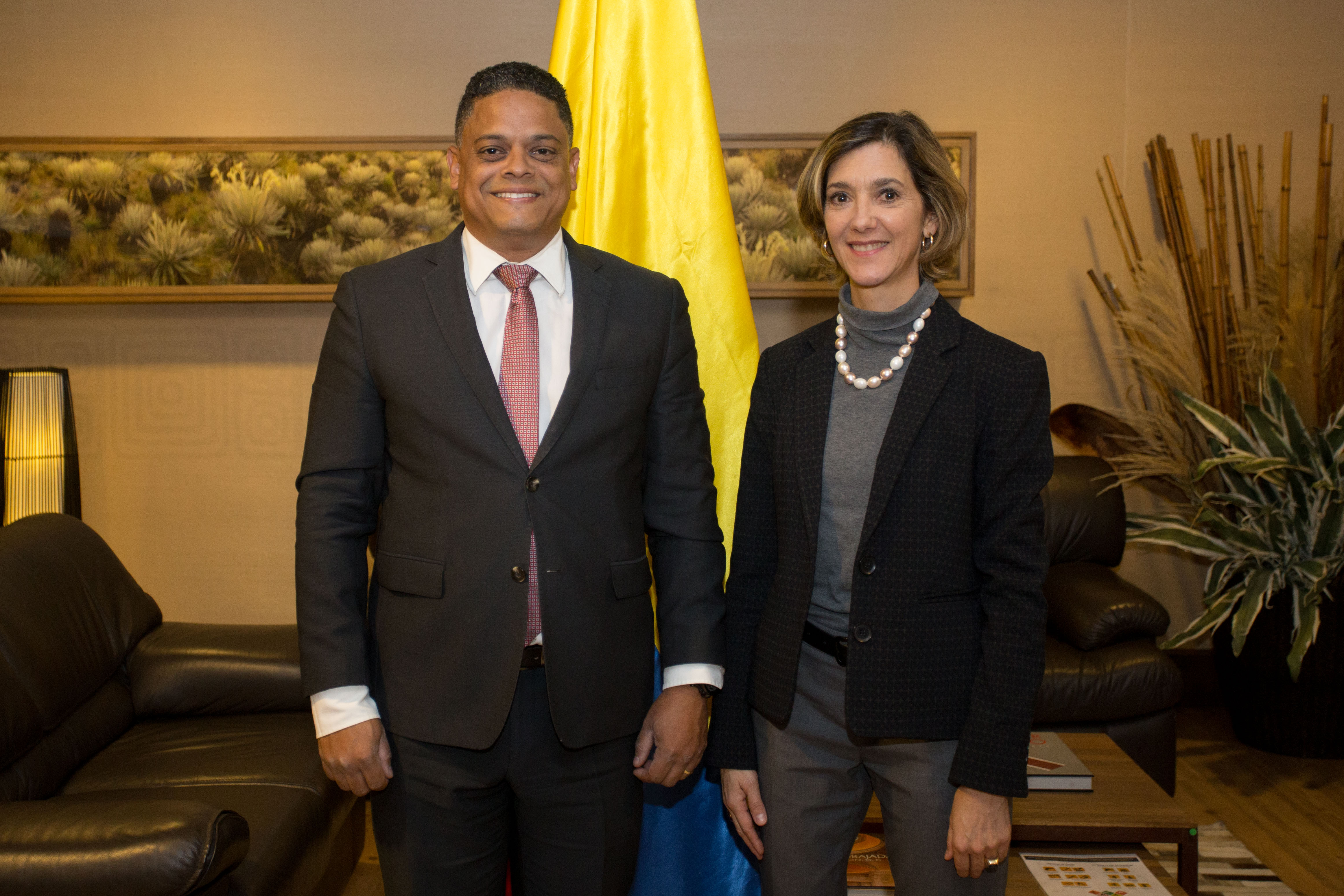 Viceministra Patti Londoño Jaramillo recibió en Bogotá al Primer Ministro de Curazao, Eugene Rhuggenaath, que asistirá a la posesión del Presidente electo de Colombia