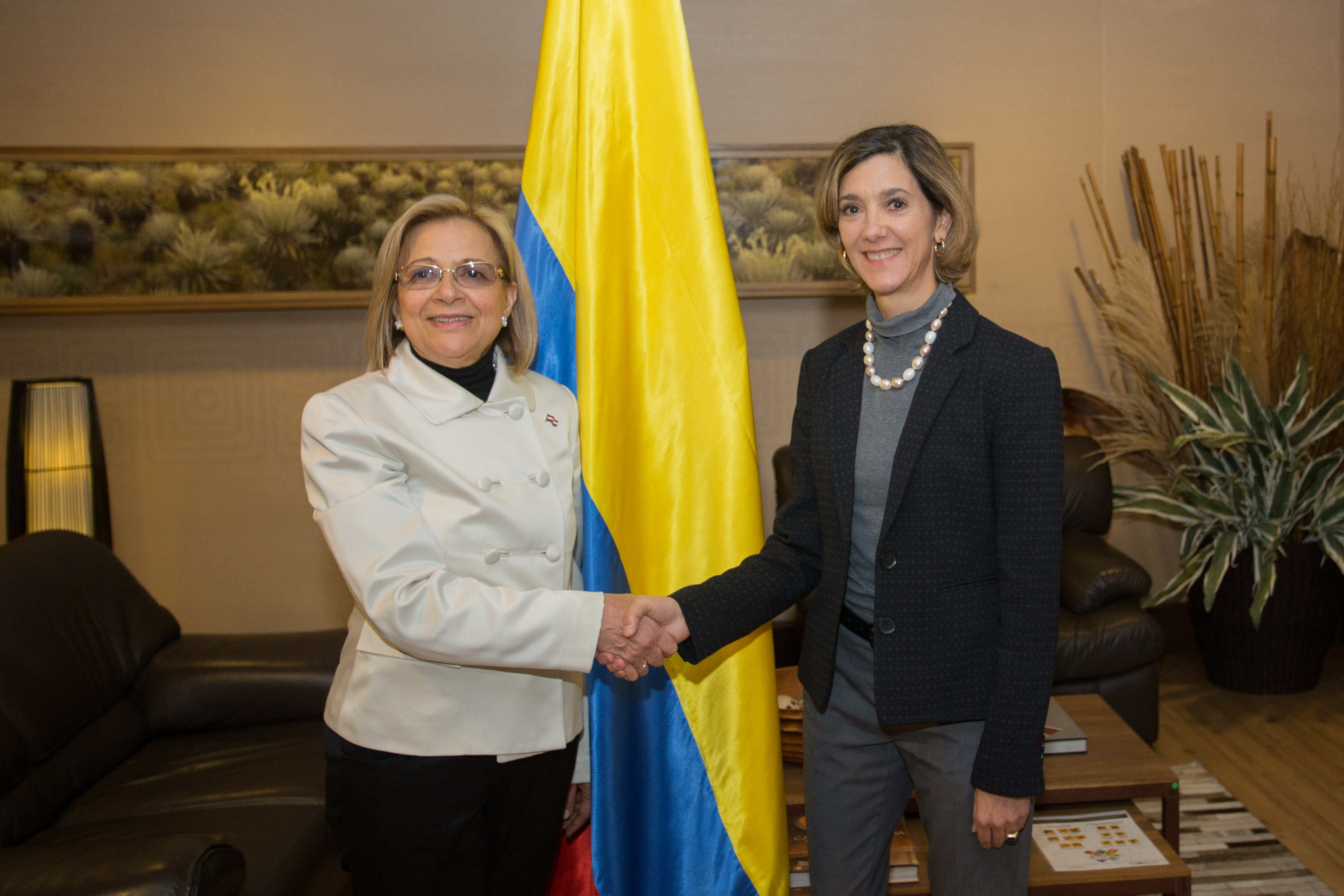 Viceministra Patti Londoño Jaramillo le dio la bienvenida a la Vicepresidenta de Paraguay, Alicia Pucheta de Correa, que llegó a Bogotá para la ceremonia de transmisión de mando presidencial