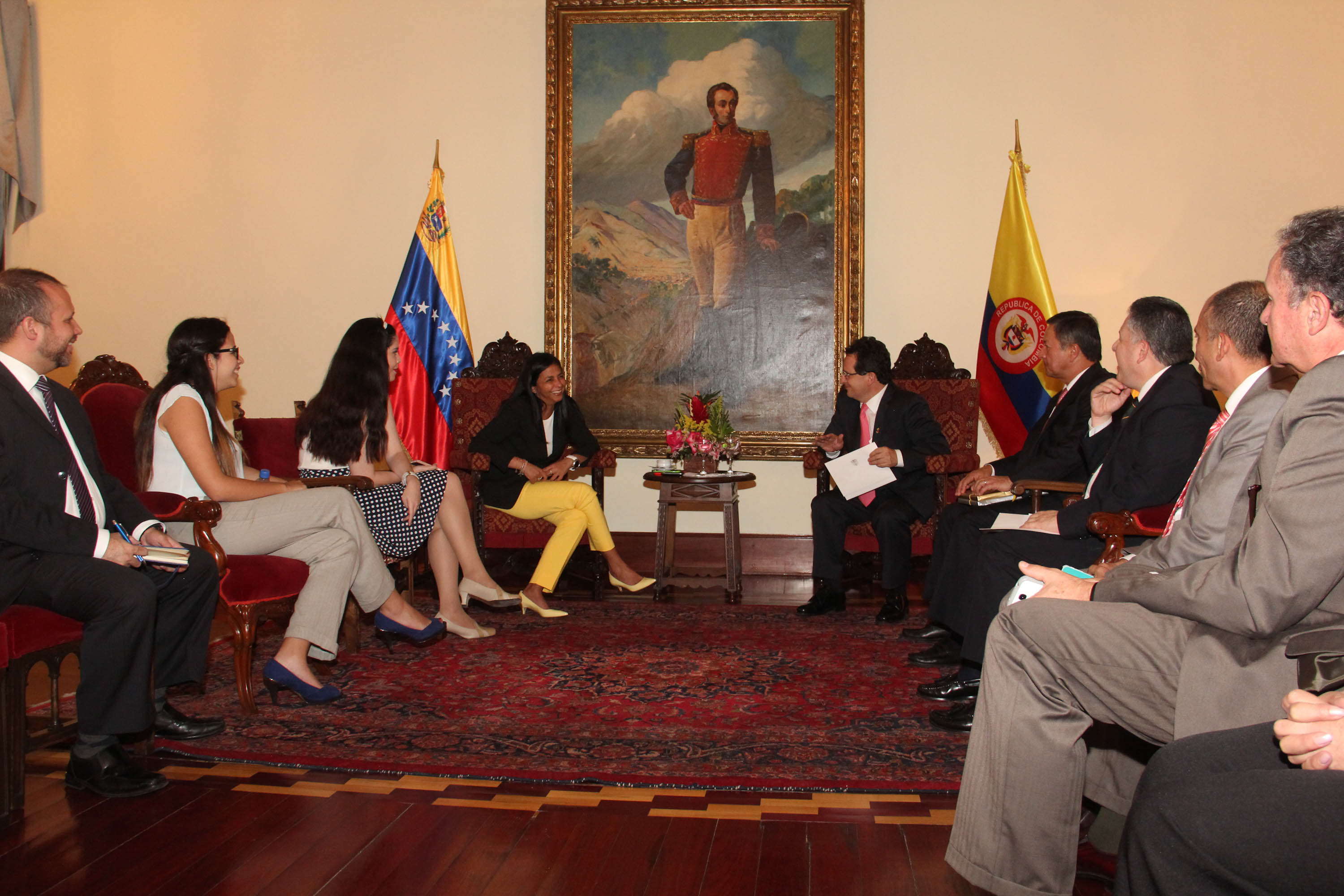 El Embajador Extraordinario y Plenipotenciario de Colombia ante el gobierno de la República Bolivariana de Venezuela, Ricardo Lozano Forero entregó hoy copia de Cartas Credenciales