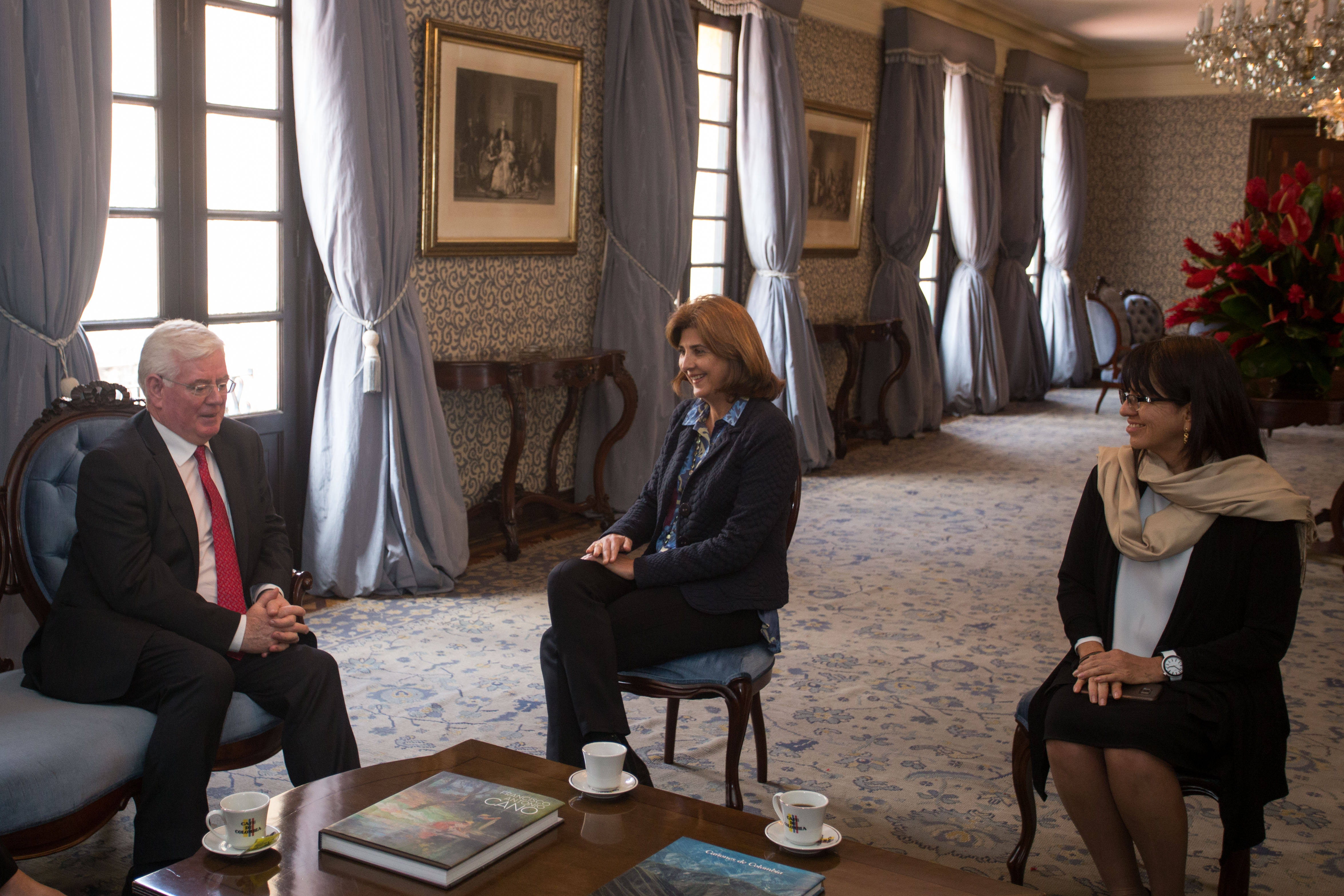La Canciller María Ángela Holguín se reunió con Eamon Gilmore, enviado especial de la Unión Europea para el proceso de paz